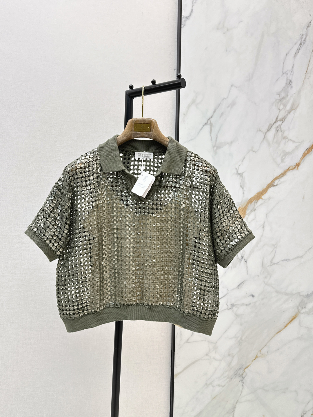 NO:804492,High-intellectual wear Bc 26Ss————The latest spring and summer super heavy linen yarn with hollow embroidery sequins and crocheted polo collar top. The machine is imported from Germany to create the woven hollow craft. The original customized loose shoulder version is not picky. The layering artifact is Italian minimalist, low-key and luxurious, with a sense of luxury!  Casual, elegant, classic, non-discriminating, super slimming. Delivered sling. Two colors ready for sale sml,,19860909高智感穿搭 Bc 26Ss————春夏最新款超重工亚麻纱线缕空刺绣珠片钩花polo领上衣徳国进口机打造编织缕空工艺 原版定制宽松落肩版型不挑人 叠穿神器意式极简低调奢华的高级感！随性优雅经典不挑人上身超显瘦 配送吊带 两色现货发售sml,,,Women's clothing