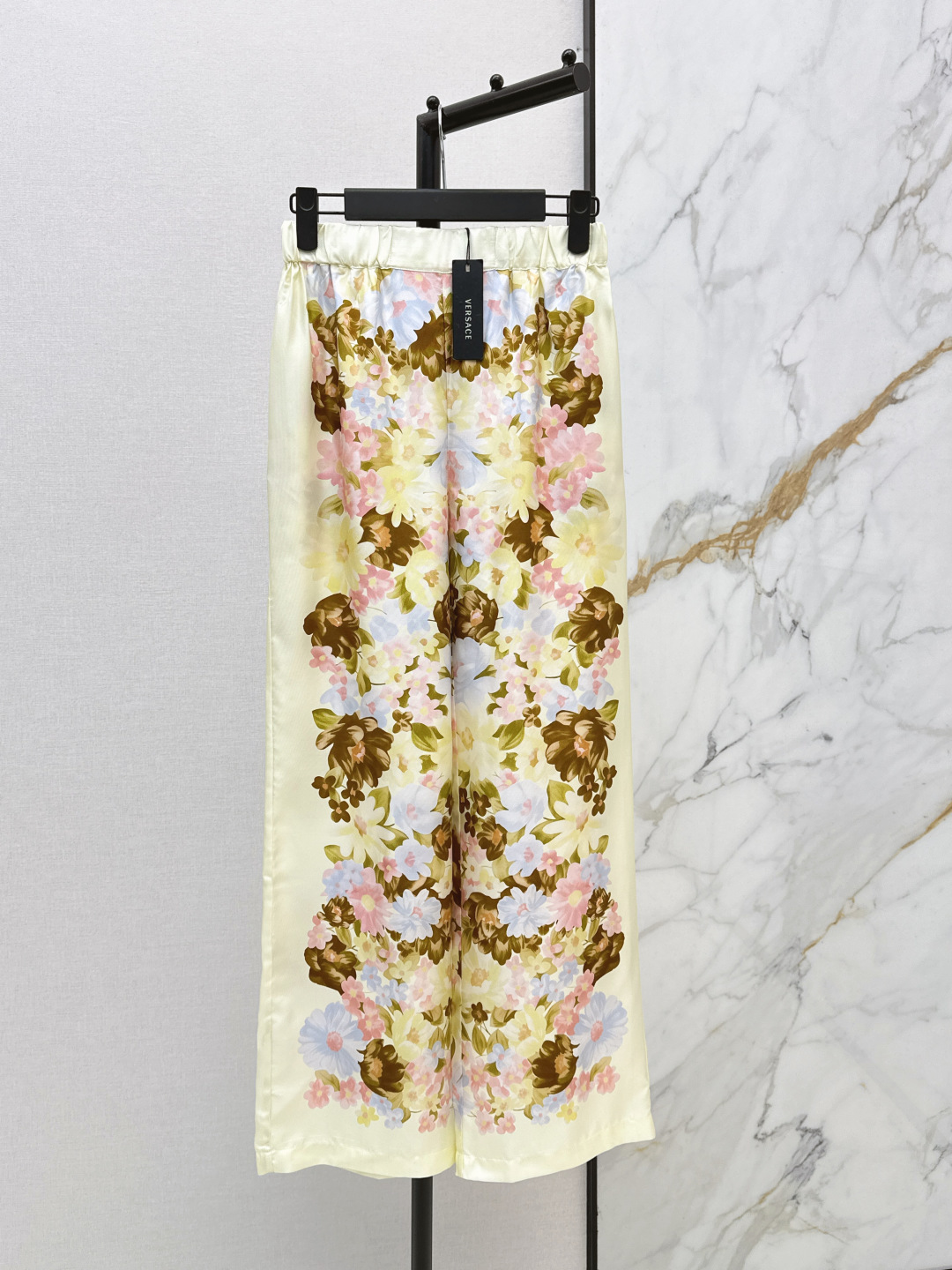 NO:804489,Ver 26Ss————The latest antique series of spring and summer positioning printed silk pants, retro oil painting flower print, full of high-end atmosphere. 100% silk twill fabric. The classic straight version is not attractive. Retro fashionable and high-end single product. The upper body is super slim. Recommended to match. One color ready for sale smlxl,, real silk,19860909Ver 26Ss————春夏最新款古董系列定位印花真丝裤复古油画花印花高级气息满满 百分百真丝斜纹绸面料 经典直筒版型不挑人 复古时髦又高级的单品 上身超显瘦 推荐一套搭配 一色现货发售smlxl,,real silk,,Women's clothing
