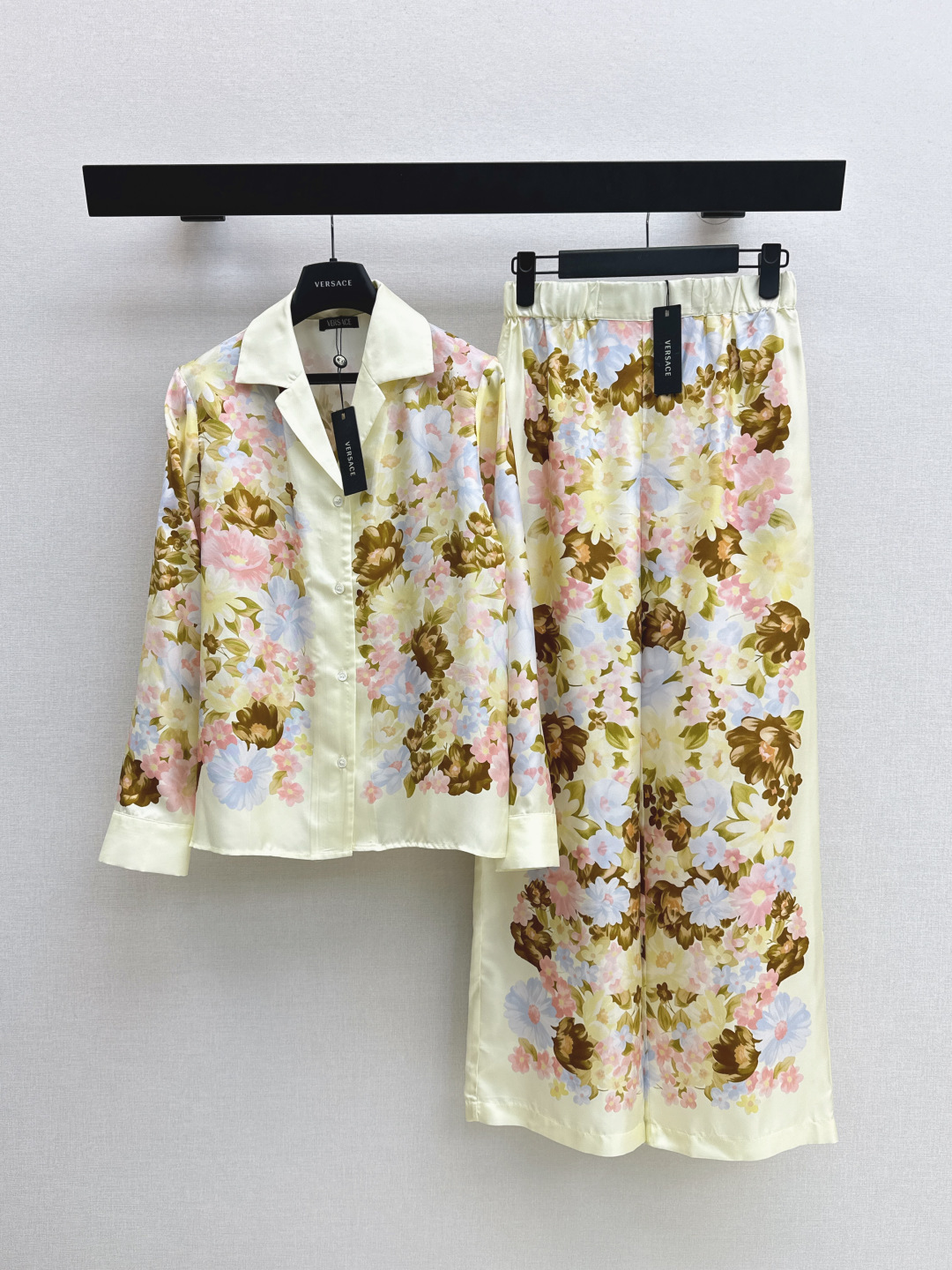 NO:804486,Ver 26Ss————The latest antique series of spring and summer positioning printed silk shirts with retro oil painting flower prints full of high-end atmosphere. 100% silk twill fabric. The Cuban collar design has its own lazy elegance. Every detail tells the Italian luxury and classical aesthetics. The classic version does not pick up the upper body and is super slim. Bai Fumei must-have artifacts. Recommended matching. One color ready for sale smlxl, shirts, real silk,19860909Ver 26Ss————春夏最新款古董系列定位印花真丝衬衫复古油画花印花高级气息满满 百分百真丝斜纹绸面料 古巴领设计自带慵懒贵气,每一处细节都在诉说意式奢华与古典美学 经典版型不挑人上身超显瘦 白富美必入神器 推荐一套搭配 一色现货发售smlxl,,shirts,real silk,,Women's clothing