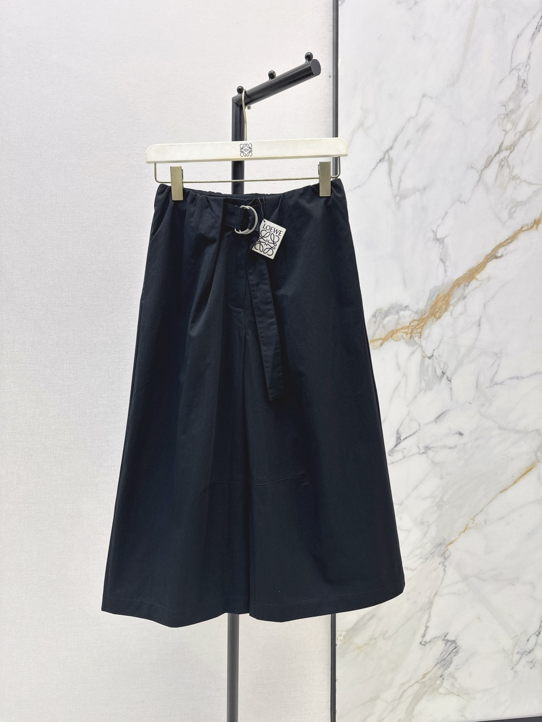 NO:804483,Loe 26Ss, the latest style of pleated waist casual pants for spring and summer. Pinch-pleat wide-leg pants with a belt. Personalized topstitch design, versatile and stylish. Casual, handsome and commuting essentials. The denim fabric is wide and comfortable. Two colors are available now. sml,, loewe,19860909高智感时髦精穿搭 Loe 26Ss————春夏最新款褶皱系腰休闲裤抽系腰带捏褶阔腿裤版型 个性明线设计百搭实穿又有设计感 休闲帅气通勤必备品 斜纹棉布面料挺阔舒适 两色现货发售sml,,loewe,,Women's clothing