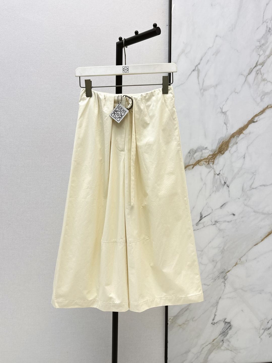 NO:804480,Loe 26Ss, the latest style of pleated waist casual pants for spring and summer. Pinch-pleat wide-leg pants with a belt. Personalized topstitch design, versatile and stylish. Casual, handsome and commuting essentials. The denim fabric is wide and comfortable. Two colors are available now. sml,, loewe,19860909高智感时髦精穿搭 Loe 26Ss————春夏最新款褶皱系腰休闲裤抽系腰带捏褶阔腿裤版型 个性明线设计百搭实穿又有设计感 休闲帅气通勤必备品 斜纹棉布面料挺阔舒适 两色现货发售sml,,loewe,,Women's clothing