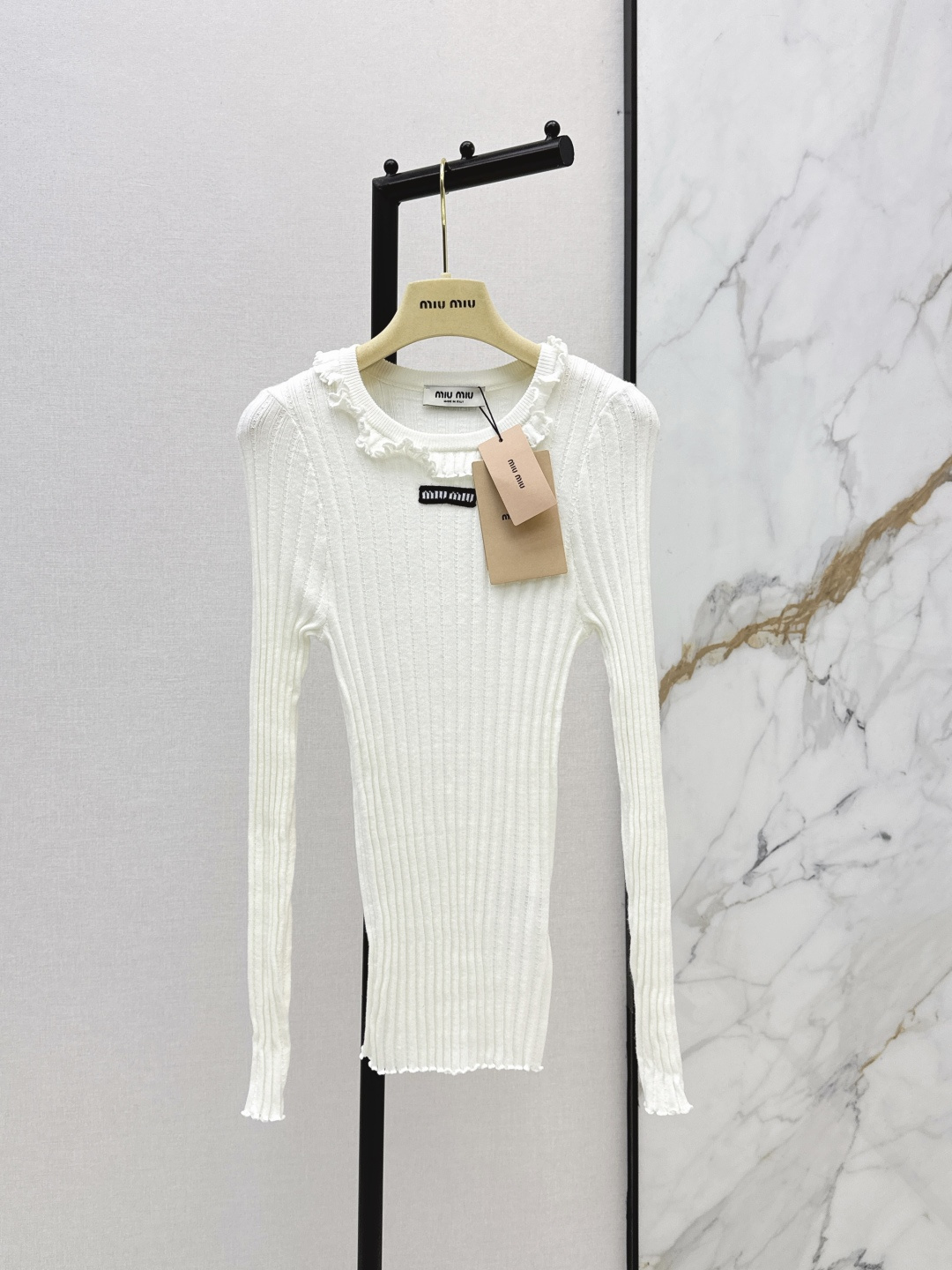 NO:804464,Miu 26Ss————The latest spring and summer knitted long-sleeved Polo shirt is light and breathable. It is super comfortable to wear in spring and summer. It is casual and elegant. The slim cut shows off the body curve. It can be easily controlled in daily outings and parties. The knitted fabric has good elasticity and is comfortable to wear. Fashionable and practical. One color ready for sale sml,,miumiu,19860909Miu 26Ss————春夏最新款针织长袖Polo衫轻盈透气春夏穿超舒服 休闲又优雅 修身剪裁超显身材曲线 日常出街聚会都能轻松驾驭～针织面料弹性好 穿着舒适 时髦又实用 一色现货发售sml,,miumiu,,Women's clothing