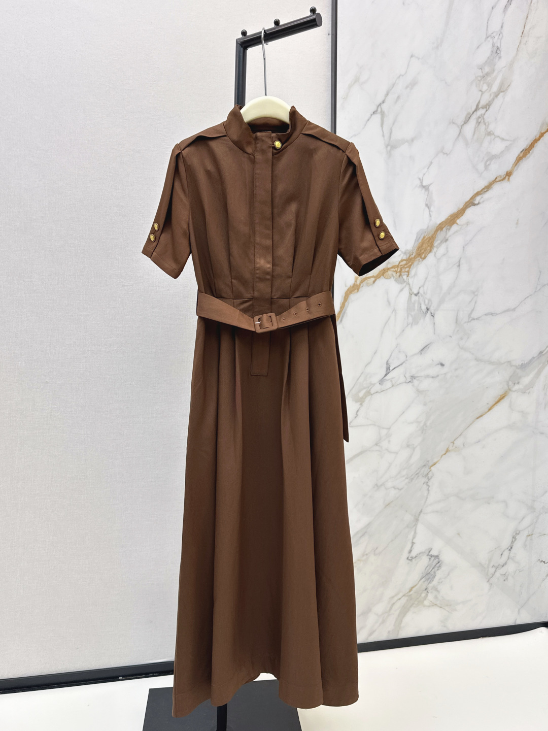 NO:804462,350L 26Ss————The latest stand-collar long dress for spring and summer. High-quality one-piece tailoring. Matched with a belt to look slimmer. The straight and comfortable version is highly tolerant. The upper body feels relaxed and relaxed. Effectively enhances the brand style. Two colors available for sale sml, loro piana, skirts,19860909350L 26Ss————春夏最新款立领长款连衣裙高品质一体式版型剪裁 搭配系带腰带显瘦 直筒舒适版型包容度高 上身休闲松弛感满分 有效提升品牌格调 两色现货发售sml,,loro piana,skirts,,Women's clothing