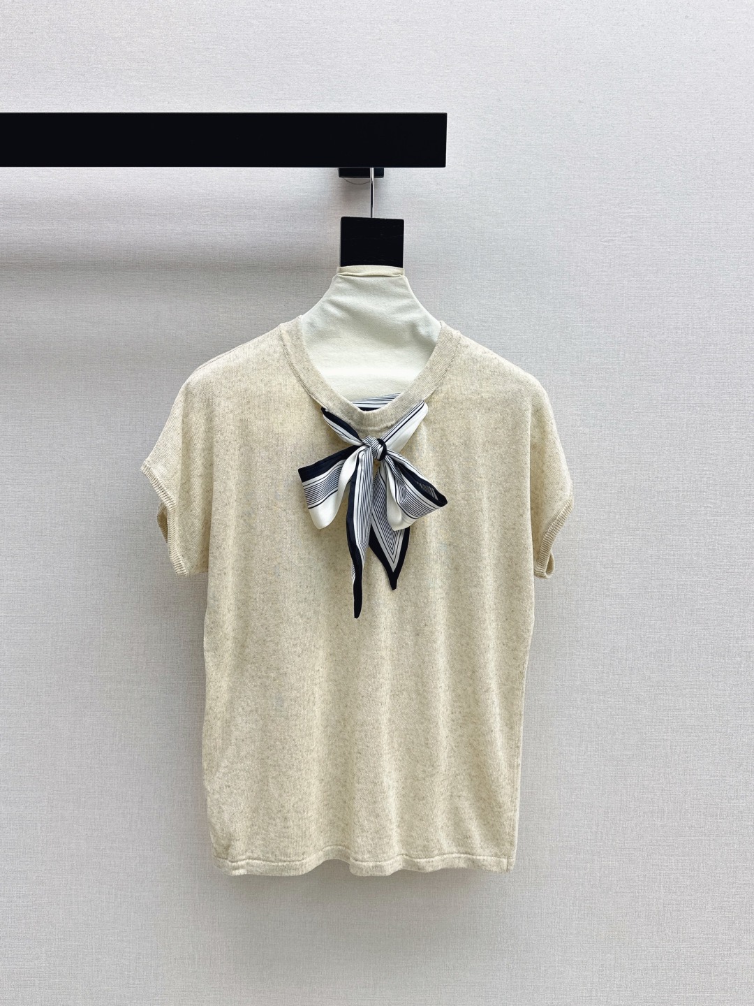 NO:804454,CD 26Ss————The latest silk scarf-embellished short-sleeved knitted top in early autumn is a must-have for age-reducing college style~~A more versatile style for daily use. It is very tolerant and does not matter the body shape. It has a sense of atmosphere when worn casually and layered~Exquisite casual items not to be missed. Available in three colors, sml, T-shirt,19860909CD 26Ss————早秋最新款丝巾装饰短袖针织上衣必备减龄的学院风～～比较日常百搭的款式 包容性很强不挑身材 随意搭配叠穿都很有氛围感～精美不容错过的休闲单品 三色现货发售sml,,T-shirt,,Women's clothing
