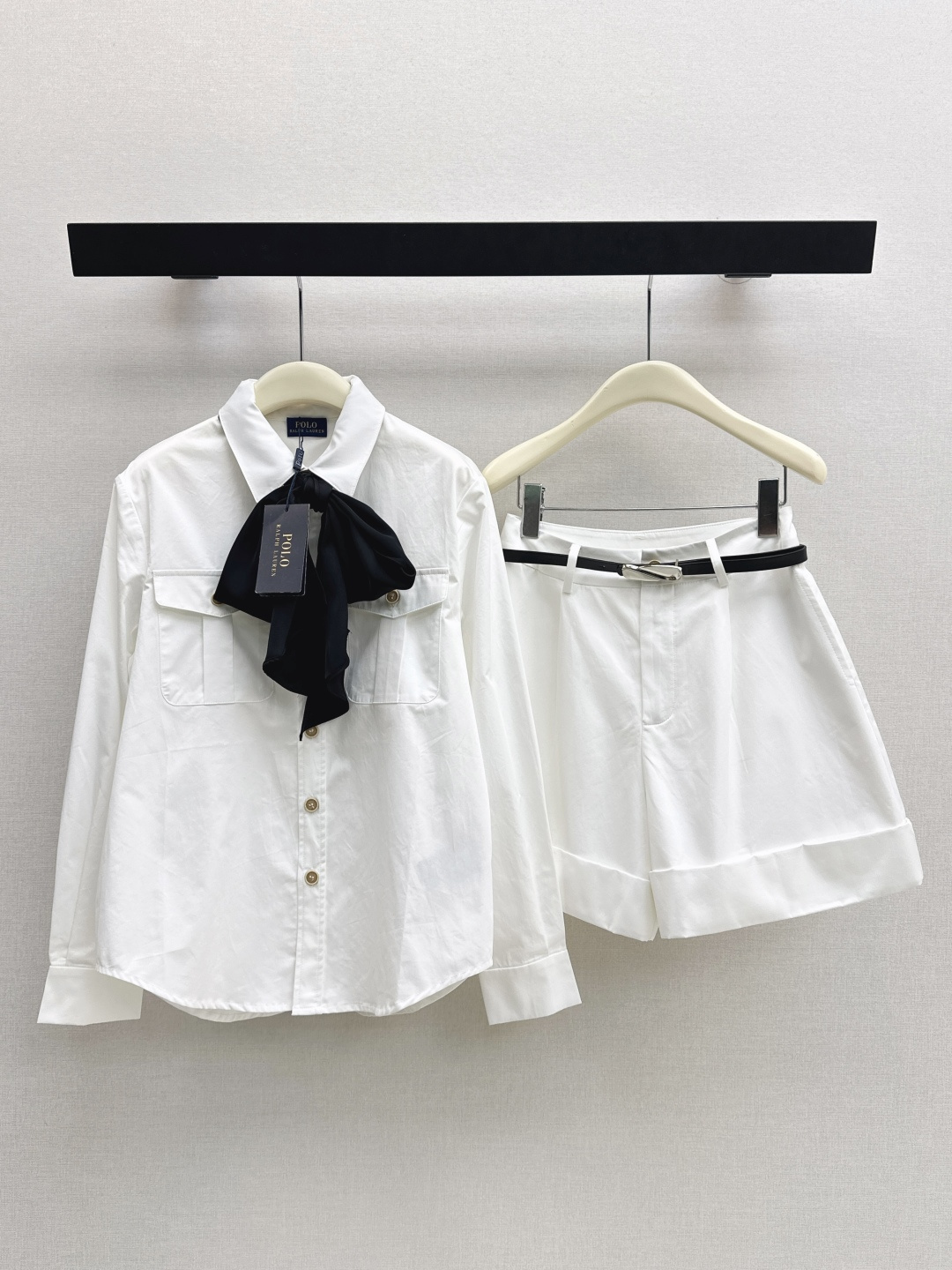 NO:804470,RL 26Ss————The latest loose-fitting old-money style outfit for spring and summer. The same style suit with contrasting color streamer decoration shirt + belted shorts. 100% cotton fabric. Comfortable and breathable. Sun protection function. One set can be easily matched to create a tall body proportion. It is OK whether it is for vacation or daily commuting. One set is available for sale sml,, shorts, shirts,19860909RL 26Ss————春夏最新款松弛感老钱风穿搭走秀同款套装撞色飘带装饰衬衫+腰带短裤 百分百棉面料 舒适透气 防晒功能兼备 一套搭配轻松造型出高挑身材比例 不管是度假或者日常通勤穿搭都OK 一套出 一色现货发售sml,,shorts,shirts,,Women's clothing