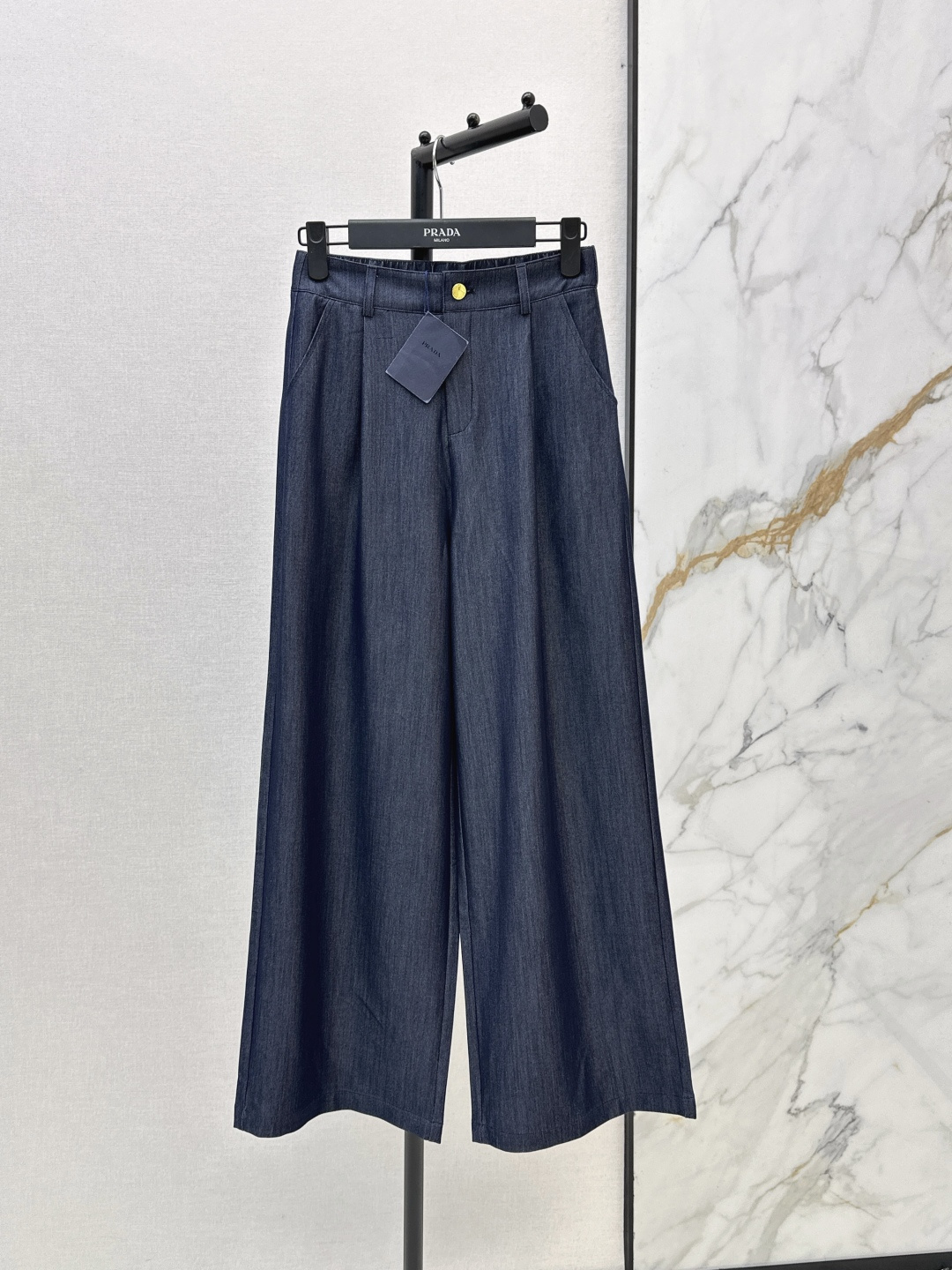 NO:805326,PD 26Ss - the latest spring and summer original color Tencel denim straight pants. Lightweight fabric that looks good on anyone. The upper body is really super long-legged. Perfect for long-legged girls. Casual and sporty. High frequency of use. Looks good in various combinations. The perfect pants of the year. Available in one color. smlxlxxl,,19860909PD 26Ss———春夏最新款原色天丝牛仔直筒裤直筒裤子 轻薄面料 谁穿谁好看 上身真的超级显腿长 妥妥的长腿妹子 休闲又带有运动感 超高使用频率 各种搭配都好看 妥妥的年度神裤 一色现货发售smlxlxxl,,,Women's clothing