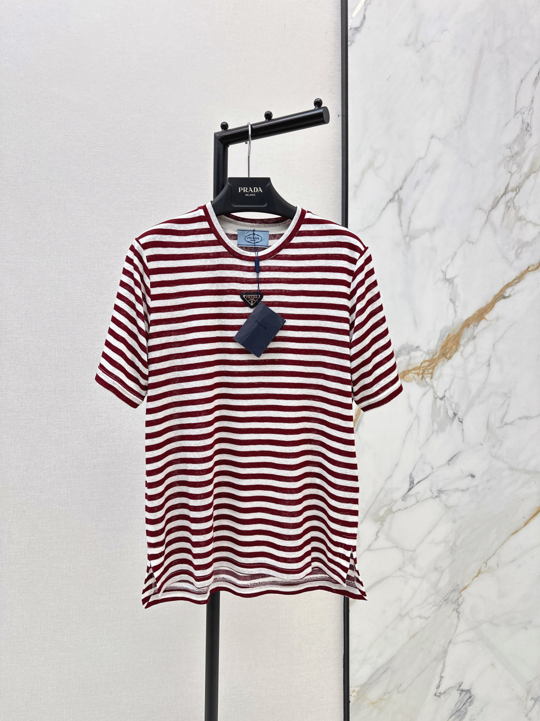 NO:805346,PD 26Ss————The latest navy-style striped short-sleeved T-shirt for spring and summer. The triangular metal logo on the chest is low-key and recognizable, and the texture directly enshrines the gods. The classic stripe design is retro and eye-catching. It has a retro college style. Two colors are available for sale sml, T-shirt, tees, t-shirt,19860909PD 26Ss————春夏最新款海军风条纹短袖T恤 胸前的三角金属徽标低调又有辨识度,质感直接封神 经典的条纹设计 复古又耐看 自带复古学院风气质 两色现货发售sml,,T-shirt,tees，t-shirt,,Women's clothing