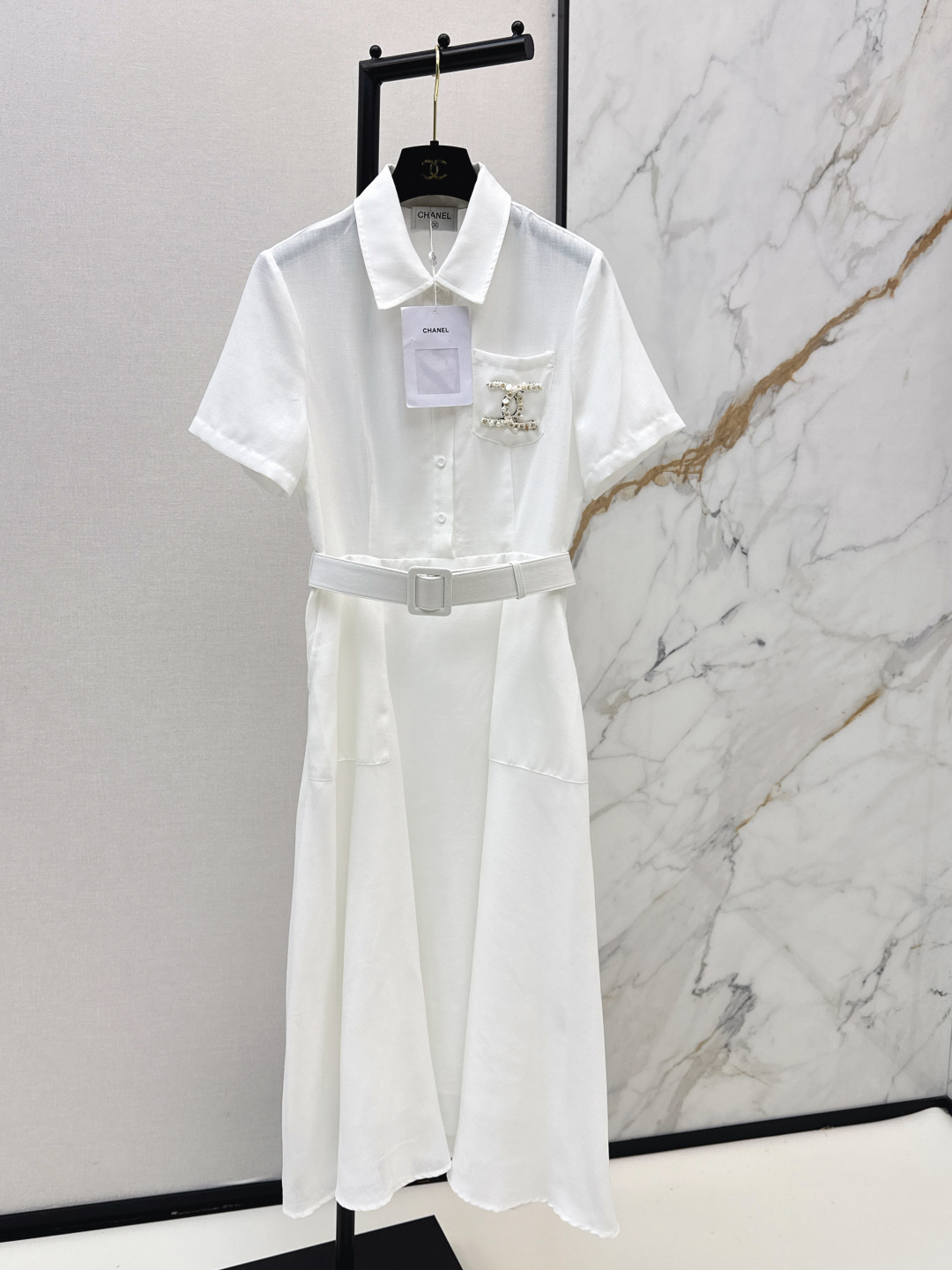 NO:805323,C Home 26Ss————The latest style of spring and summer long dress decorated with pocket beading. The pearl + metal woven double C logo on the pocket is exquisite and recognizable. It breaks the monotony of the white dress. The matching belt comes with a square buckle. The details are exquisite and texture can directly enshrine the gods. It has a capable and intellectual temperament. One color ready for sale sml,,chanel,skirts,19860909C家 26Ss————春夏最新款口袋钉珠装饰长款连衣裙口袋处的珍珠+金属编织双C标识 精致又有辨识度 打破了白裙的单调感 配套腰带自带方形扣 细节精致质感直接封神 自带干练知性气质 一色现货发售sml,,chanel,skirts,,Women's clothing