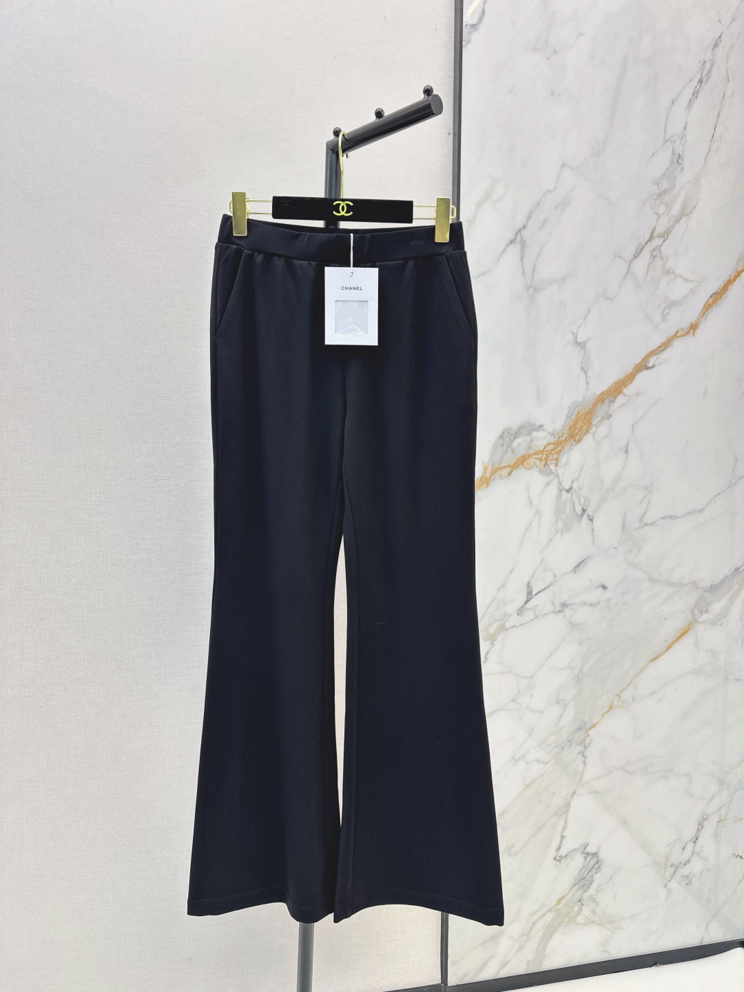 NO:805320,C Home 26Ss————The latest versatile trousers for spring and summer. Very fashionable and easy to wear. Versatile style. High-end customization. Comfortable fabrics. Casual and free. Retro and fashionable. Can be controlled by various body shapes. One color ready for sale sml,,chanel,19860909C家 26Ss————春夏最新款百搭微喇长裤 时髦好穿度爆棚 风格百搭 高级定制 舒适的面料 随性洒脱 复古又时尚 各种身材都可以驾驭 一色现货发售sml,,chanel,,Women's clothing
