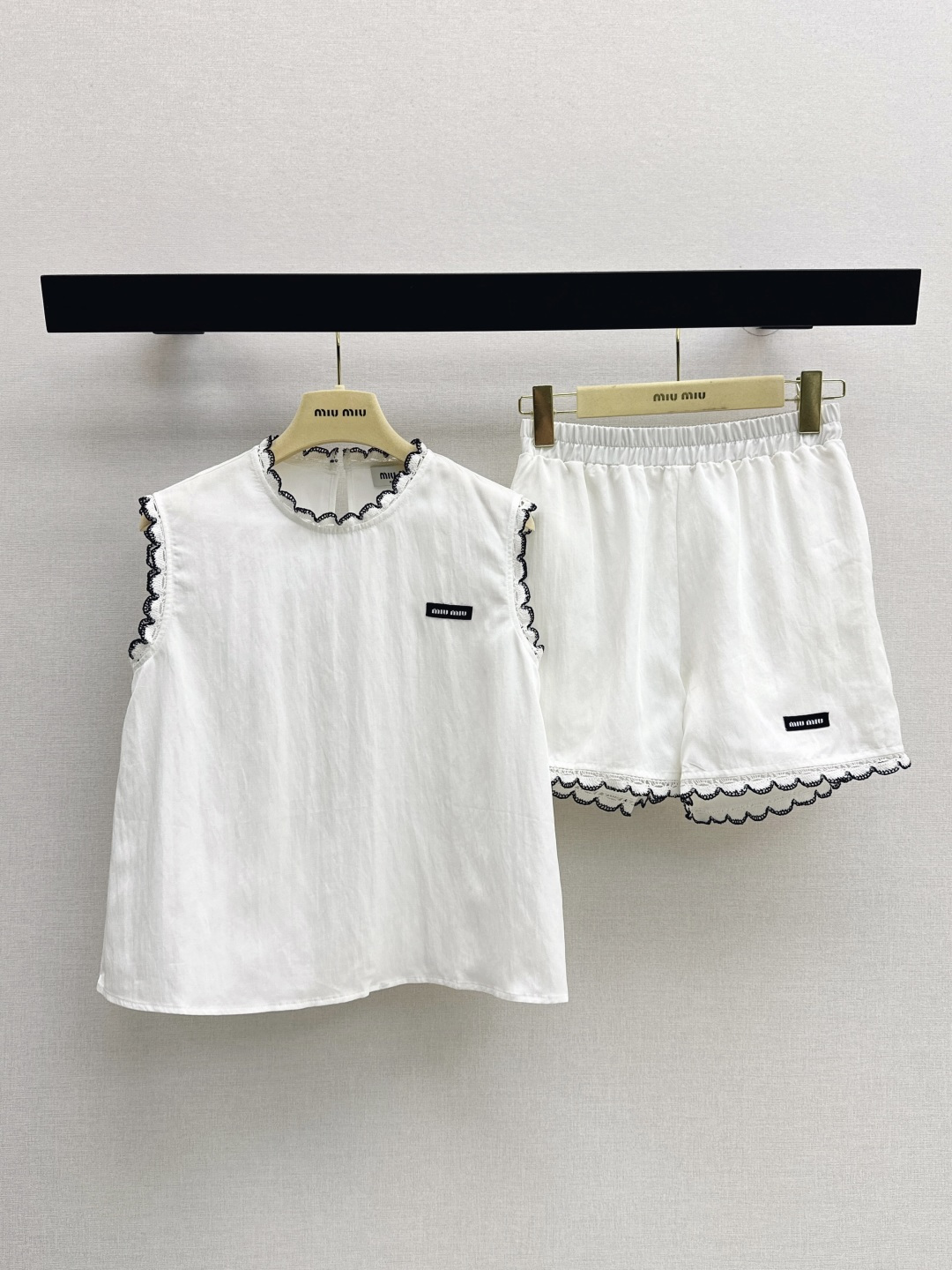 NO:805317,Miu 26Ss————The latest age-reducing Miu style outfit for spring and summer. A cute style. Full of small details. Exquisite workmanship. Age-reducing fashion. Good hold style. Won the hearts of fairies. Soft and textured. Available in one set. Two colors available for sale sml,,miumiu,19860909Miu 26Ss————春夏最新款减龄缪系穿搭套装可A可乖的风格 满满小细节太加分 做工精致 减龄时尚 好HOLD住造型 深得仙女心 柔软有质感 一套出 两色现货发售sml,,miumiu,,Women's clothing