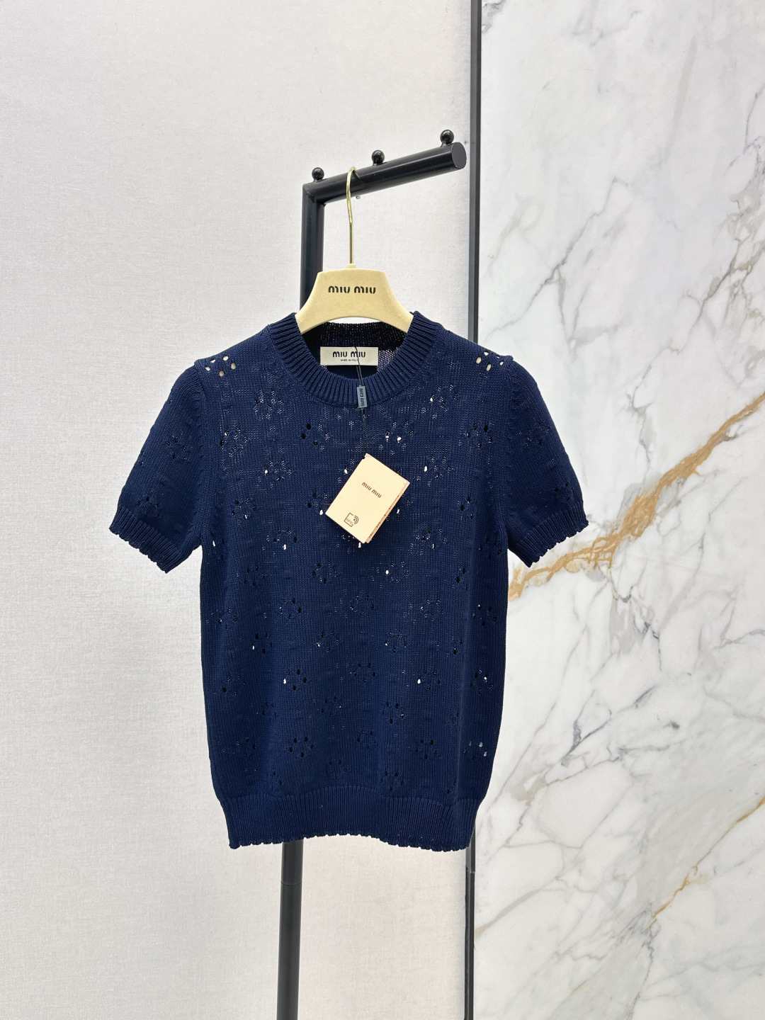 NO:805311,Miu 26Ss————The latest style of Miu girls in spring and summer, fashionable top students’ age-reducing knitted short-sleeved tops, a super stacking tool. 18-needle imported pure cotton yarn. Temperament, girly style, age-reducing and sweet atmosphere. Unpretentious version, the upper body is very slim. One color ready for sale sml,, miumiu, T-shirt,19860909Miu 26Ss————春夏最新款缪系少女穿搭时髦尖子生减龄针织短袖缕空上衣超级叠搭神器 18针进口纯棉纱线 气质少女风减龄甜美气息 不挑人版型上身巨显瘦 一色现货发售sml,,miumiu,T-shirt,,Women's clothing