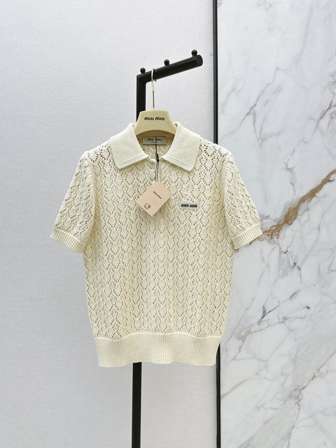 NO:805308,Miu 26Ss————The latest style of Miu girls in spring and summer, fashionable top student’s age-reducing knitted lapel short-sleeved top, super layering tool. 18-needle imported pure cotton yarn. Temperament, girly style, age-reducing and sweet atmosphere. Unpretentious version, the upper body is very slim. One color ready for sale sml,, miumiu, T-shirt,19860909Miu 26Ss————春夏最新款缪系少女穿搭时髦尖子生减龄针织翻领短袖缕空上衣超级叠搭神器 18针进口纯棉纱线 气质少女风减龄甜美气息 不挑人版型上身巨显瘦 一色现货发售sml,,miumiu,T-shirt,,Women's clothing