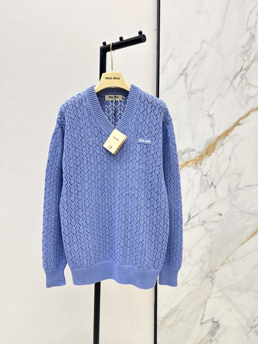 NO:805305,Miu 26Ss————The latest style of Miu girls in spring and summer, fashionable and top-notch loose-fitting V-neck sweaters, a super layering tool. 18-gauge imported pure cotton yarn. Temperament, girly style, age-reducing and sweet flavor. Unpretentious version, the upper body is very slim. One color ready for sale sml,,miumiu,sweaters,19860909Miu 26Ss————春夏最新款缪系少女穿搭时髦尖子生宽松廓形V领毛衣超级叠搭神器 18针进口纯棉纱线 气质少女风减龄甜美气息 不挑人版型上身巨显瘦 一色现货发售sml,,miumiu,sweaters,,Women's clothing