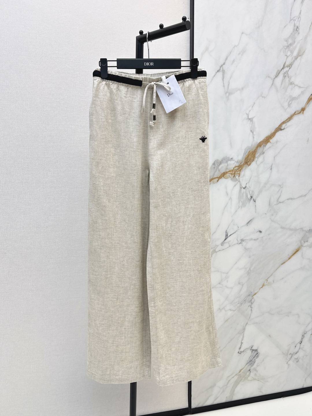 NO:805302,CD 26Ss————The latest spring and summer linen straight-leg pants with contrasting elastic waist design. You are not picky about your body shape. The upper body is particularly good!  The style of the matching is also very versatile. Exquisite advanced customization. The texture of the fabric is awesome. Retro and elegant. The upper body is cool and handsome, age-reducing and fashionable. Three colors are available for sale sml,,19860909CD 26Ss————春夏最新款撞色松紧腰设计亚麻直筒裤 不挑剔身形要求 上身特别赞！搭配的风格也很通吃 精致高级定制 富有肌理感的面料质感超赞 复古优雅 上身酷帅减龄时髦精 三色现货发售sml,,,Women's clothing
