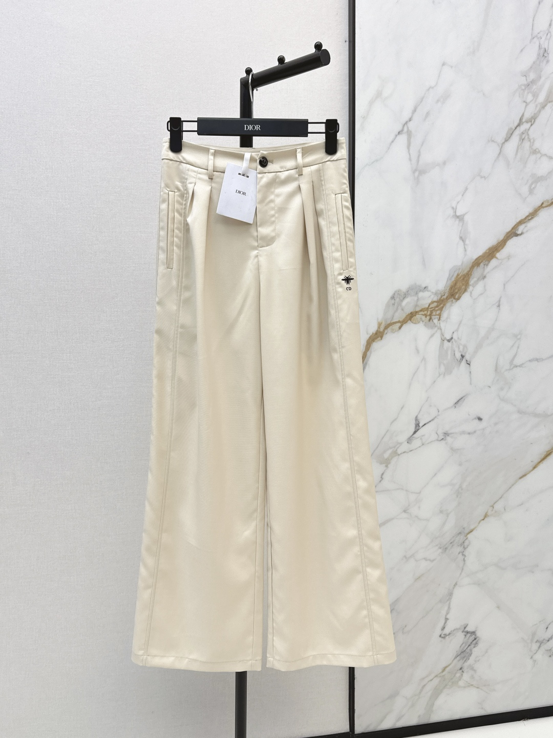 NO:805299,CD 26Ss————The latest bee embroidery decorated straight pants for spring and summer. You are not picky about your body shape. The upper body is particularly great!  The style of the matching is also very versatile. Exquisite advanced customization. The texture of the fabric is awesome. Retro and elegant. The upper body is cool and handsome, age-reducing and fashionable. Two colors are available for sale sml,,19860909CD 26Ss————春夏最新款蜜蜂刺绣装饰直筒裤 不挑剔身形要求 上身特别赞！搭配的风格也很通吃 精致高级定制 富有肌理感的面料质感超赞 复古优雅 上身酷帅减龄时髦精 两色现货发售sml,,,Women's clothing