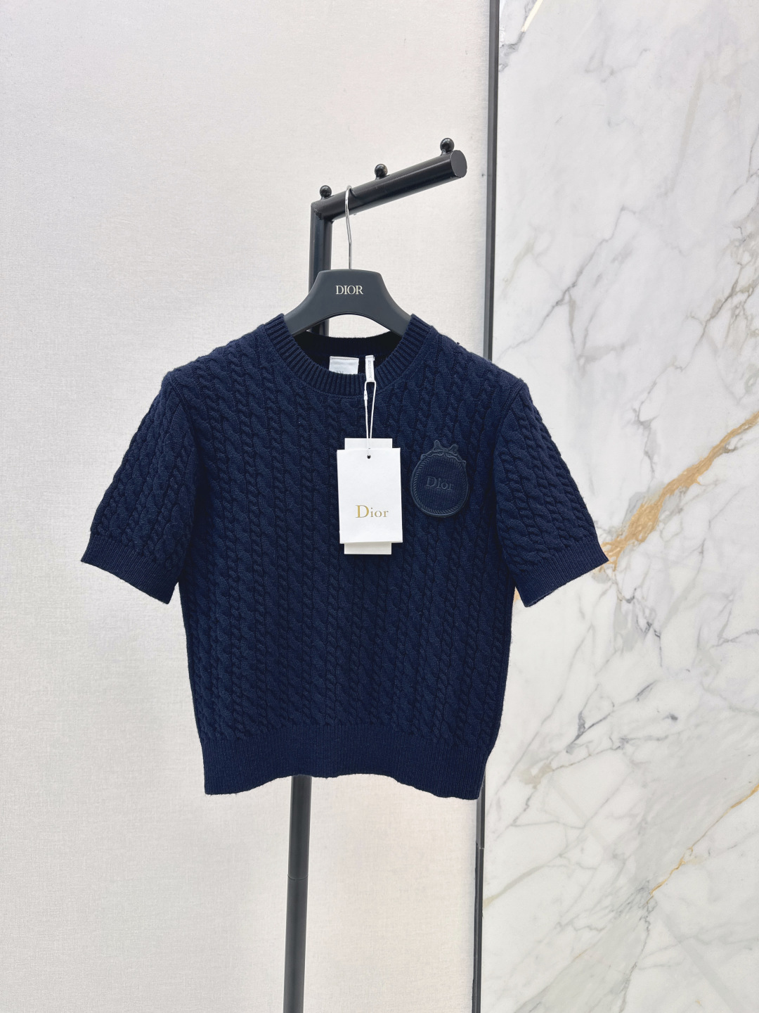 NO:805319,CD 26Ss————The latest spring and summer Garden World series round neck knitted short-sleeved sweater with positioning three-dimensional embroidery and exquisite badge details. Full of girlish feeling. Cable knitting is gentle and elegant. The classic version is not picky and can be easily controlled for commuting and leisure. A must-have high-end item for Bai Fumei. One color ready for sale sml, sweaters, T-shirt,19860909CD 26Ss————春夏最新款花园世界系列圆领针织短袖毛衣定位立体刺绣精致徽章细节满分 少女感爆棚 绞花勾织温柔优雅 经典版型不挑人通勤休闲都能轻松驾驭 白富美必入高级单品 一色现货发售sml,,sweaters,T-shirt,,Women's clothing