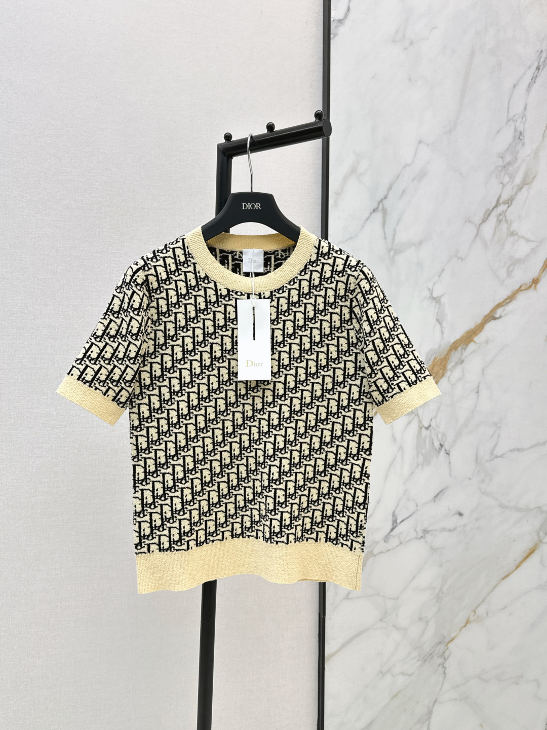 NO:805316,CD 26Ss————The latest classic presbyopic knitted short-sleeved sweater for spring and summer is full of layers + collar, cuffs and hem with contrasting color design. Simple and classic. The fabric is soft and skin-friendly. It can be worn in spring, summer and autumn. It is OK to wear alone or layered. It can be easily matched with various styles. It can be easily used for commuting and leisure. One color is available for sale sml,, sweaters, T-shirt,19860909CD 26Ss————春夏最新款经典老花针织短袖毛衣层次感满满+领口+袖口和下摆撞色设计 简约又经典 面料柔软亲肤 春夏秋都能穿 单穿或内搭都很OK 轻松搭配各种风格 通勤休闲都能轻松驾驭 一色现货发售sml,,sweaters,T-shirt,,Women's clothing