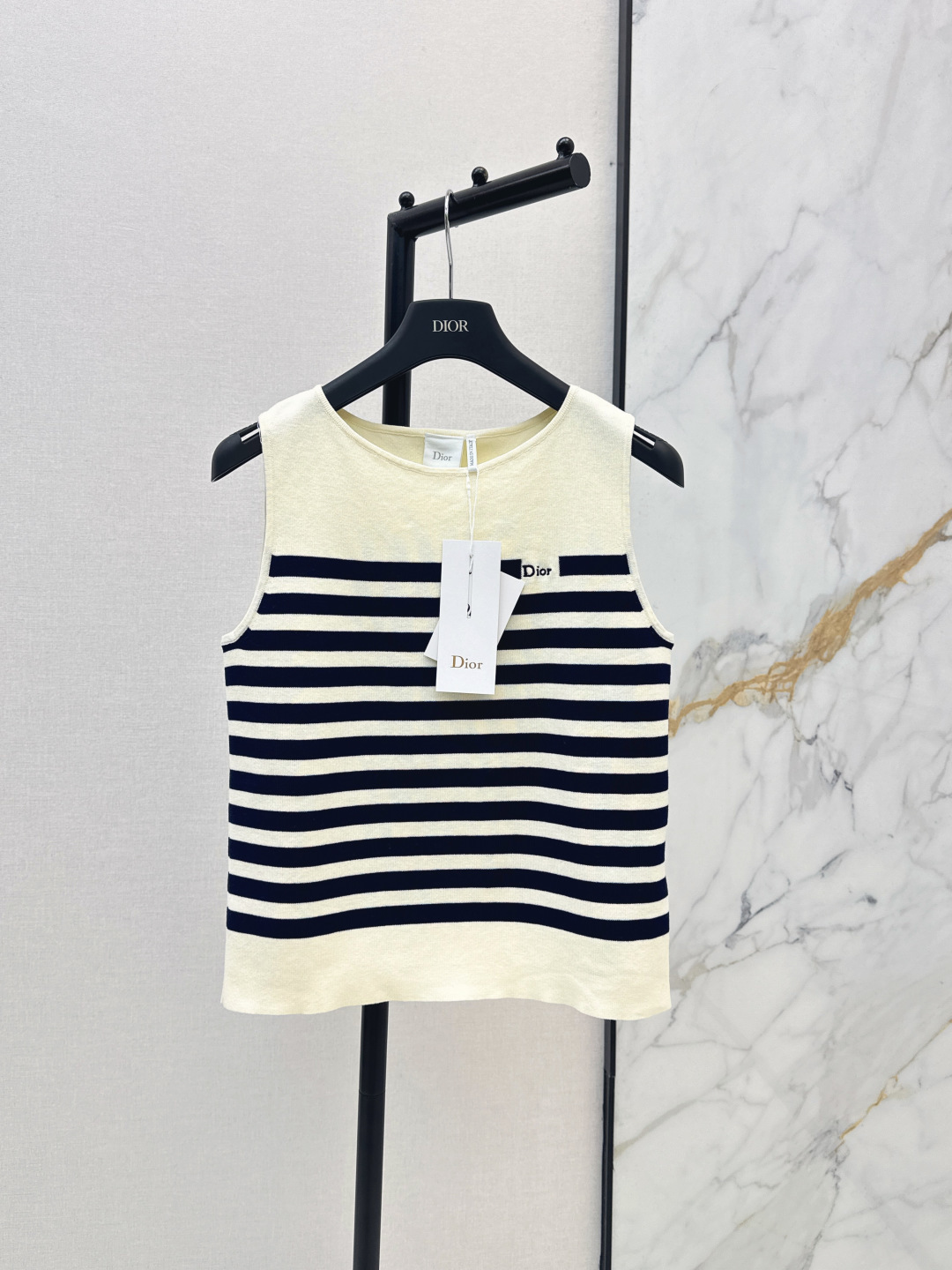 NO:805313,CD 26Ss————The latest MissD navy style striped knitted sleeveless sweater for spring and summer. Stripe control’s favorite and versatile item. The original imported yarn texture is soft, delicate, breathable and comfortable. The classic round neck version makes the upper body slimmer. The positioning woven logo is elegant and fashionable. A must-have item for Bai Fumei. One color ready for sale sml,,19860909CD 26Ss————春夏最新款MissD 海军风条纹针织无袖针织衫 条纹控最爱百搭单品 原版进口纱线质感柔软细腻透气舒适 经典圆领版型上身巨显瘦 定位提织logo优雅又时髦气质单品 白富美必入 一色现货发售sml,,,Women's clothing