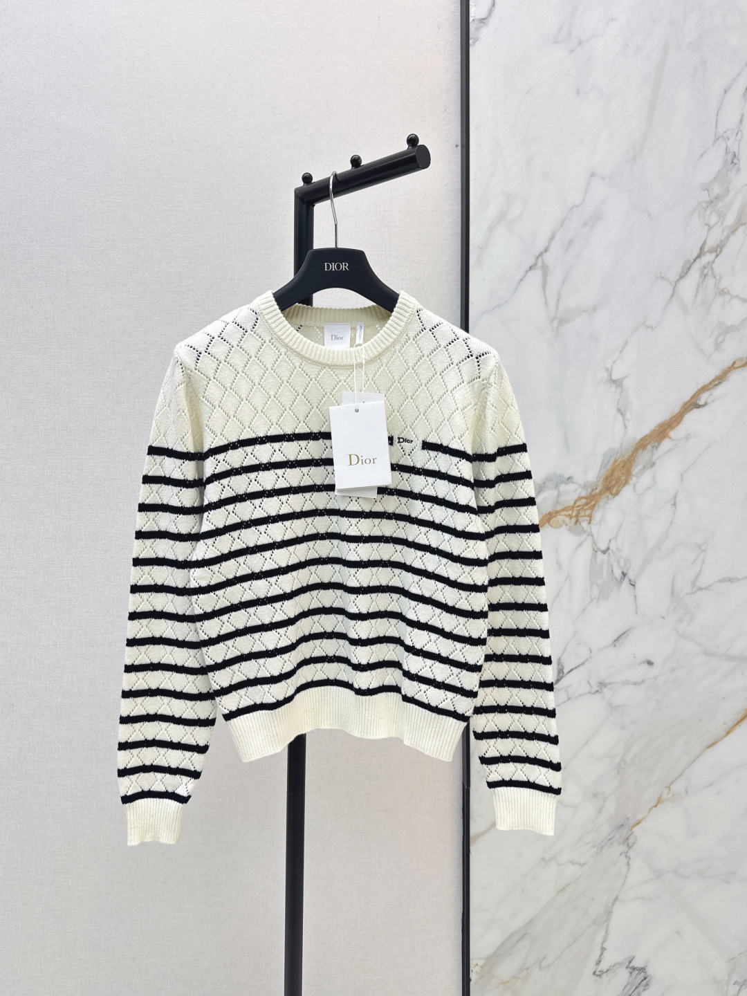 NO:805310,CD 26Ss————The latest MissD navy style striped knitted long-sleeved sweater for spring and summer. Stripe control’s favorite and versatile item. The original imported yarn texture is soft, delicate, breathable and comfortable. The classic round neck version makes the upper body slimmer. The positioning weave logo is elegant and fashionable. A must-have item for Bai Fumei. One color ready for sale sml,,19860909CD 26Ss————春夏最新款MissD 海军风条纹针织长袖针织衫 条纹控最爱百搭单品 原版进口纱线质感柔软细腻透气舒适 经典圆领版型上身巨显瘦 定位提织logo优雅又时髦气质单品 白富美必入 一色现货发售sml,,,Women's clothing