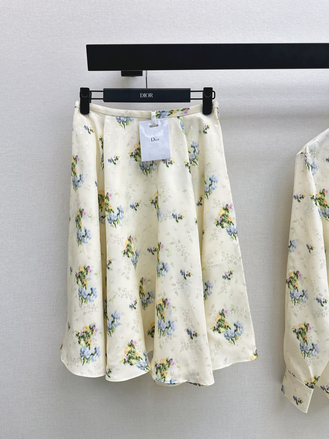 NO:805307,CD 26Ss————The latest Monet Garden French cream silk jacquard floral skirt for spring and summer. The all-over printed watercolor floral pattern is gentle and romantic. The draping silk jacquard fabric has a low-key and soft pearl luster. It feels silky and skin-friendly. It has a high-grade texture that makes the upper body whiter and brighter. Suitable for daily commuting and vacation productions. Easily create a fresh and sweet style. One color ready for sale sml,,skirts,real silk,19860909CD 26Ss————春夏最新款莫奈花园法式奶油色真丝提花碎花半裙 满印的水彩感碎花图案温柔又浪漫 垂顺真丝提花面料自带低调柔和的珍珠光泽 触感丝滑亲肤 自带高级质感上身显白提气色 日常通勤度假出片都适配 轻轻松打造清新甜美风 一色现货发售sml,,skirts,real silk,,Women's clothing