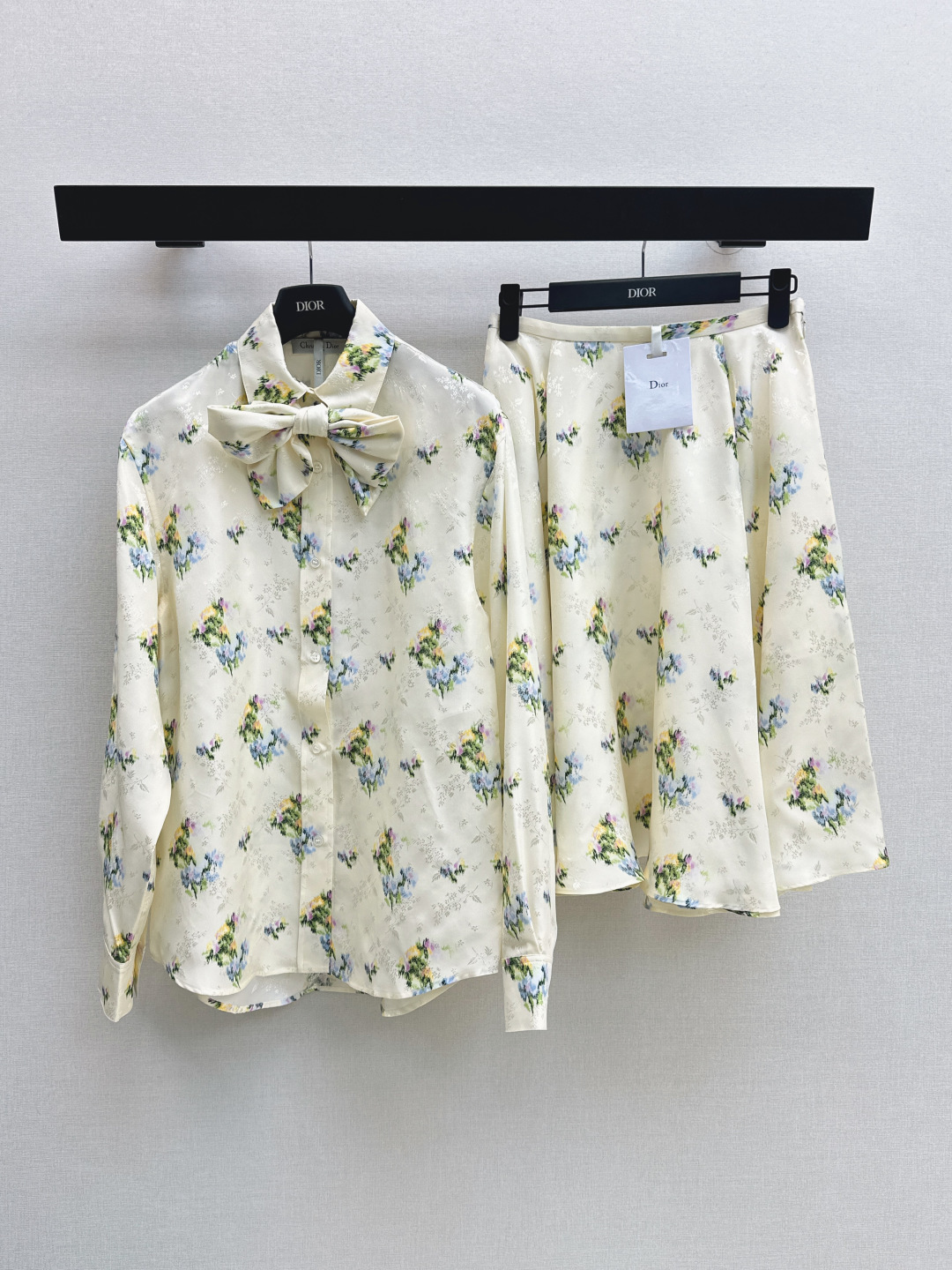 NO:805304,CD 26Ss————The latest Monet Garden French cream silk jacquard floral shirt for spring and summer. The retro elegant bow decoration is exquisite and detachable. The draping silk jacquard fabric has a low-key and soft pearl luster. It feels silky and skin-friendly. It has a high-end texture that makes the upper body whiter and brighter. It is suitable for daily commuting and vacation productions. It can easily create a fresh and sweet style. One color is available for sale sml,, shirts, real silk,19860909CD 26Ss————春夏最新款莫奈花园法式奶油色真丝提花碎花衬衫 复古优雅蝴蝶结装饰精致度拉满也可拆卸哦 垂顺真丝提花面料自带低调柔和的珍珠光泽 触感丝滑亲肤 自带高级质感上身显白提气色 日常通勤度假出片都适配 轻轻松打造清新甜美风 一色现货发售sml,,shirts,real silk,,Women's clothing