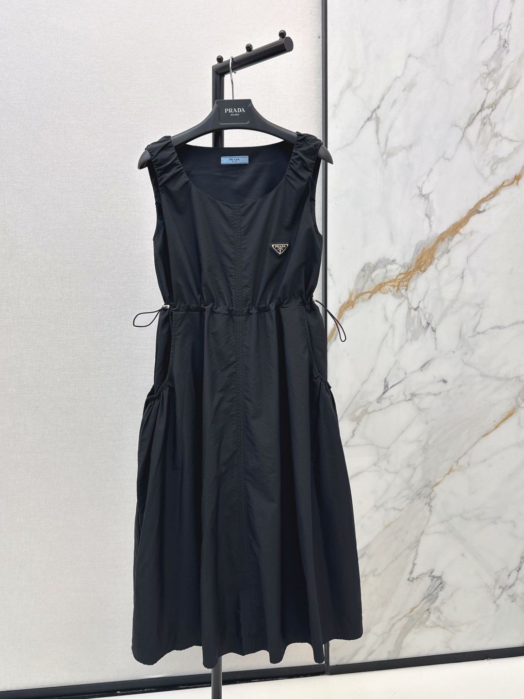 NO:805298,PD 26Ss————The latest spring and summer classic triangle logo decorated nylon sleeveless dress is fashionable and low-key, elegant and luxurious, the version is versatile and not picky, one color is available for sale sml,,skirts,19860909PD 26Ss————春夏最新款经典三角标装饰尼龙无袖连衣裙时髦低调 气质又奢华高级 版型百搭不挑人 一色现货发售sml,,skirts,,Women's clothing