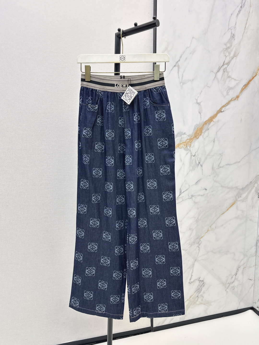 NO:805324,Loe 26Ss————The latest spring and summer presbyopic denim straight-leg pants are made of light denim fabric. The drape is great. The high-waisted wide-leg pants directly stretch the leg proportions to the extreme. The loose pants perfectly hide the thigh fat and false hip width. Walking with a fashionable and lazy feeling. One color ready for sale sml,, loewe,19860909Loe 26Ss————春夏最新款老花牛仔直筒裤轻薄牛仔面料 垂坠感超棒 高腰阔腿裤型 直接把腿部比例拉到极致 宽松裤管完美藏住大腿赘肉和假胯宽 走路带风的时髦慵懒感 一色现货发售sml,,loewe,,Women's clothing