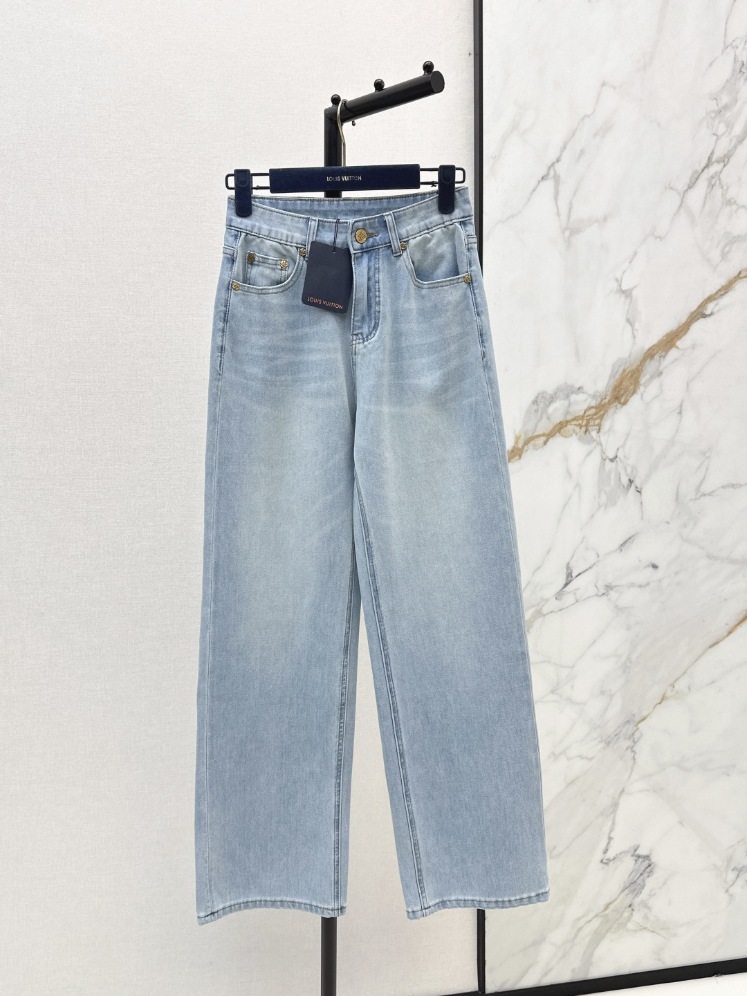 NO:805321,L's 26Ss - the latest straight-leg jeans for early spring. The whole piece is three-dimensional. It is all-around exquisite and can be worn by celebrities. The upper body is super covered and the legs are slim. It is a great item to match. It is simple and refreshing. It has a refreshing and fashionable sense of high-end. It is elegant and fashionable in daily life. It is very versatile. The color is beautiful. The fabric is high-end and textured. It is a must-have for dates and shopping. Two colors are available in stock smlxlxxl,, louis vuitton, jeans,19860909L家 26Ss————早春最新款直筒牛仔裤 整件立体剪裁 全方位精致做明星穿搭 上身超级遮肉显瘦 超拉腿部比例 巨好搭配的单品 简简单单 穿出清爽时髦的高级感 日常优雅又时髦巨百搭 颜色很好看 面料高级又有质感 约会逛街必备 两色现货发售smlxlxxl,,louis vuitton,jeans,,Women's clothing
