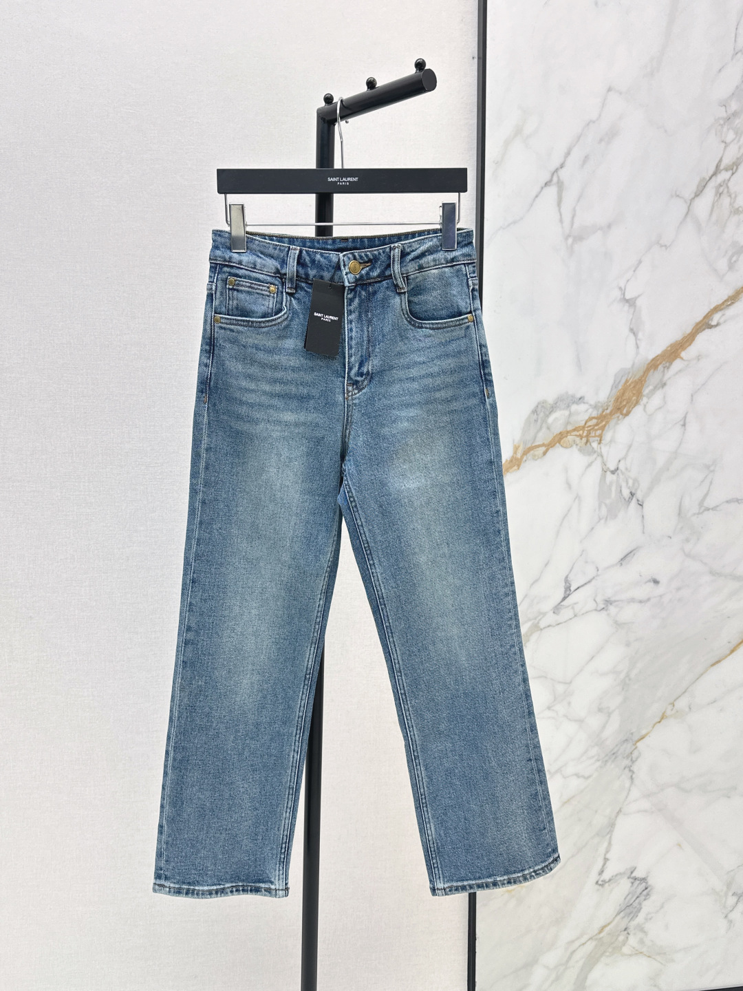 NO:805318,240SL 26Ss————The latest slim-fitting nine-point jeans in early spring. The whole piece is three-dimensional. It is all-around exquisite and can be worn by celebrities. The upper body is super covered and the body is slim. The proportion of the legs is super stretched. It is a great item to match. It is simple. It can be worn with a refreshing and fashionable sense of high-end. It is elegant and fashionable in daily life. It is very versatile. The color is very beautiful. The fabric is high-end and texture. A must-have for dating and shopping. One color ready for sale smlxlxxl,,loro piana,jeans,19860909240SL 26Ss————早春最新款修身九分牛仔裤 整件立体剪裁 全方位精致做明星穿搭 上身超级遮肉显瘦 超拉腿部比例 巨好搭配的单品 简简单单 穿出清爽时髦的高级感 日常优雅又时髦巨百搭 颜色很好看 面料高级又有质感 约会逛街必备 一色现货发售smlxlxxl,,loro piana,jeans,,Women's clothing