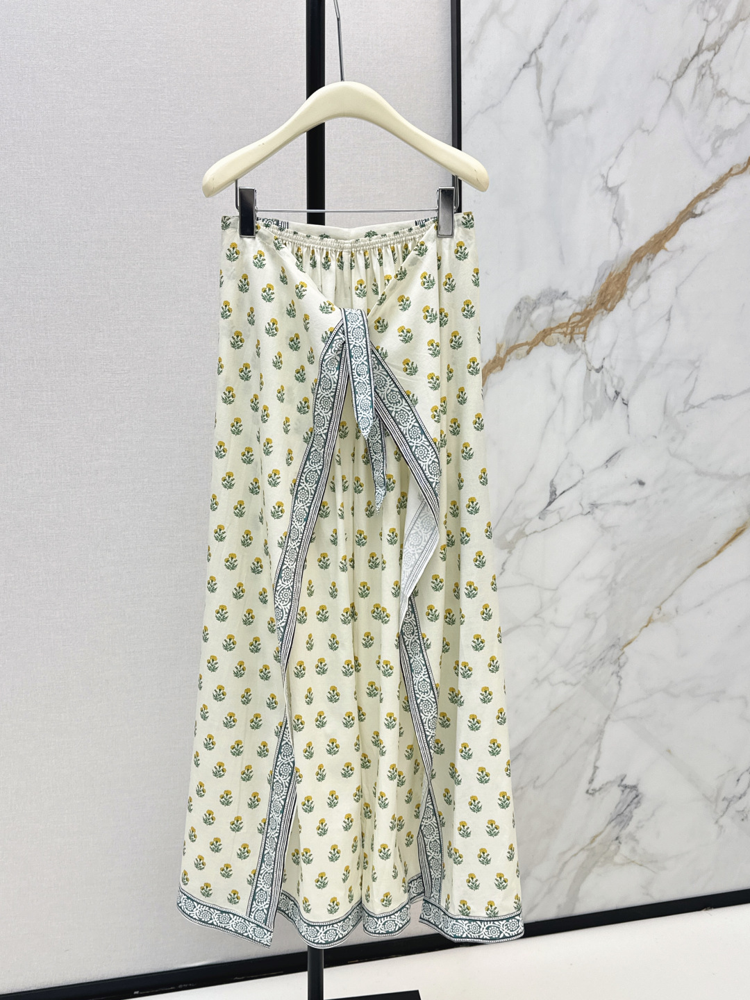 NO:805315,Fashionable design 26Ss————The latest spring and summer bohemian resort style fresh small yellow flower print wrapped wide-leg pants. Loose straight silhouette that is not flattering on the figure. Tencel cotton blended fabric is light and breathable. It is paired with gray-blue ethnic wind curly grass pattern lace. It adds a retro layering. The color is refreshing and brings a sense of summer relaxation. One color ready for sale sml,,19860909时髦设计 26Ss————春夏最新款波西米亚度假风清新小黄花印花裹饰阔腿裤 宽松直筒廓形不挑身材 天丝棉混纺面料轻薄透气 搭配了灰蓝色的民族风卷草纹花边 增添了复古的层次感 配色清爽自带夏日的松弛感 一色现货发售sml,,,Women's clothing