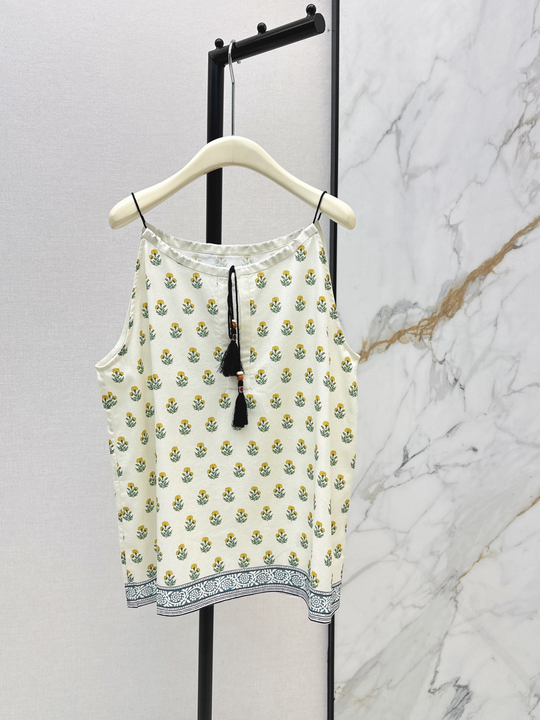 NO:805309,Fashionable design 26Ss——————The latest spring and summer bohemian resort style fresh little yellow flower printed halter top. Loose straight silhouette that is not flattering on the figure. Tencel cotton blended fabric is light and breathable. It is paired with gray-blue ethnic wind curly grass pattern lace. It adds a retro layering. The color is refreshing and brings a sense of summer relaxation. One color ready for sale sml,,19860909时髦设计 26Ss—————春夏最新款波西米亚度假风清新小黄花印花挂脖吊带上衣 宽松直筒廓形不挑身材 天丝棉混纺面料轻薄透气 搭配了灰蓝色的民族风卷草纹花边 增添了复古的层次感 配色清爽自带夏日的松弛感 一色现货发售sml,,,Women's clothing