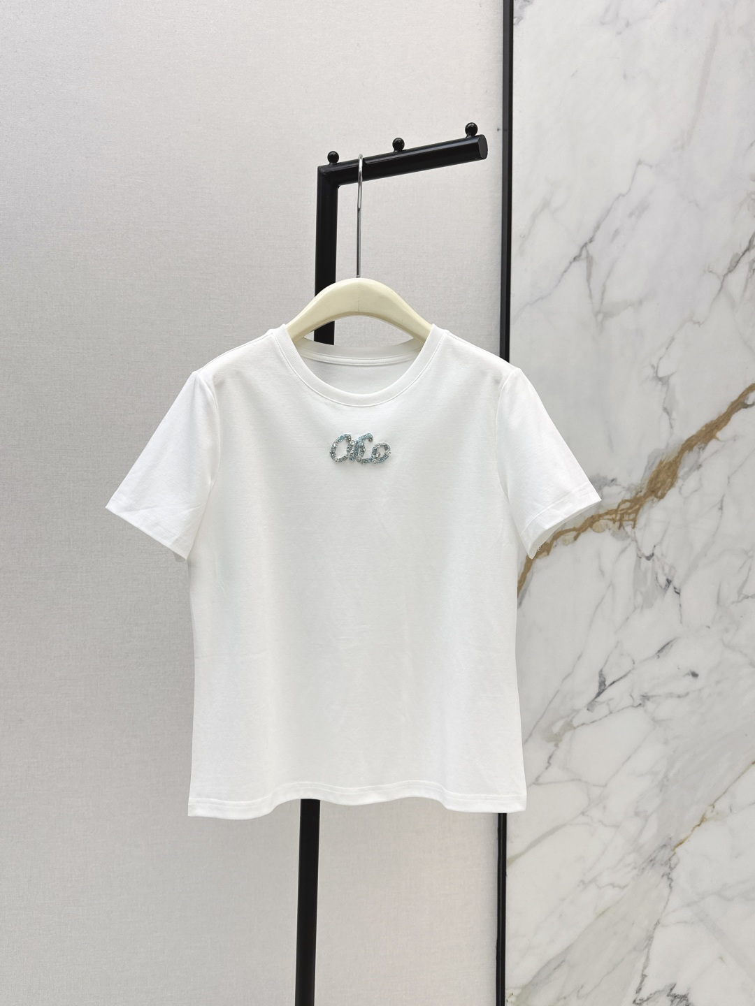 NO:805303,96 designs of fashionable designs 26Ss————The latest style of gentle gold-style hand-beaded short-sleeved T-shirt for spring and summer. The high-count cotton fabric is soft and skin-friendly and has a drapey feel. The fitted and slightly tapered version can softly outline the body shape. The hand-beaded embroidered letters on the chest are the finishing touch. It can be salty or sweet. Suitable for various wearing scenarios in spring and summer. Two colors are available for sale now: sml, T-shirt, tees, t-shirt,19860909时髦众设96计 26Ss————春夏最新款温柔千金风手工钉珠短袖T恤 高支棉面料软糯亲肤且自带垂坠感 合身微收的版型能柔和勾勒身形 胸前的手工钉珠刺绣字母是点睛之笔 可盐可甜 适配春夏的多种穿搭场景 两色现货发售sml,,T-shirt,tees，t-shirt,,Women's clothing