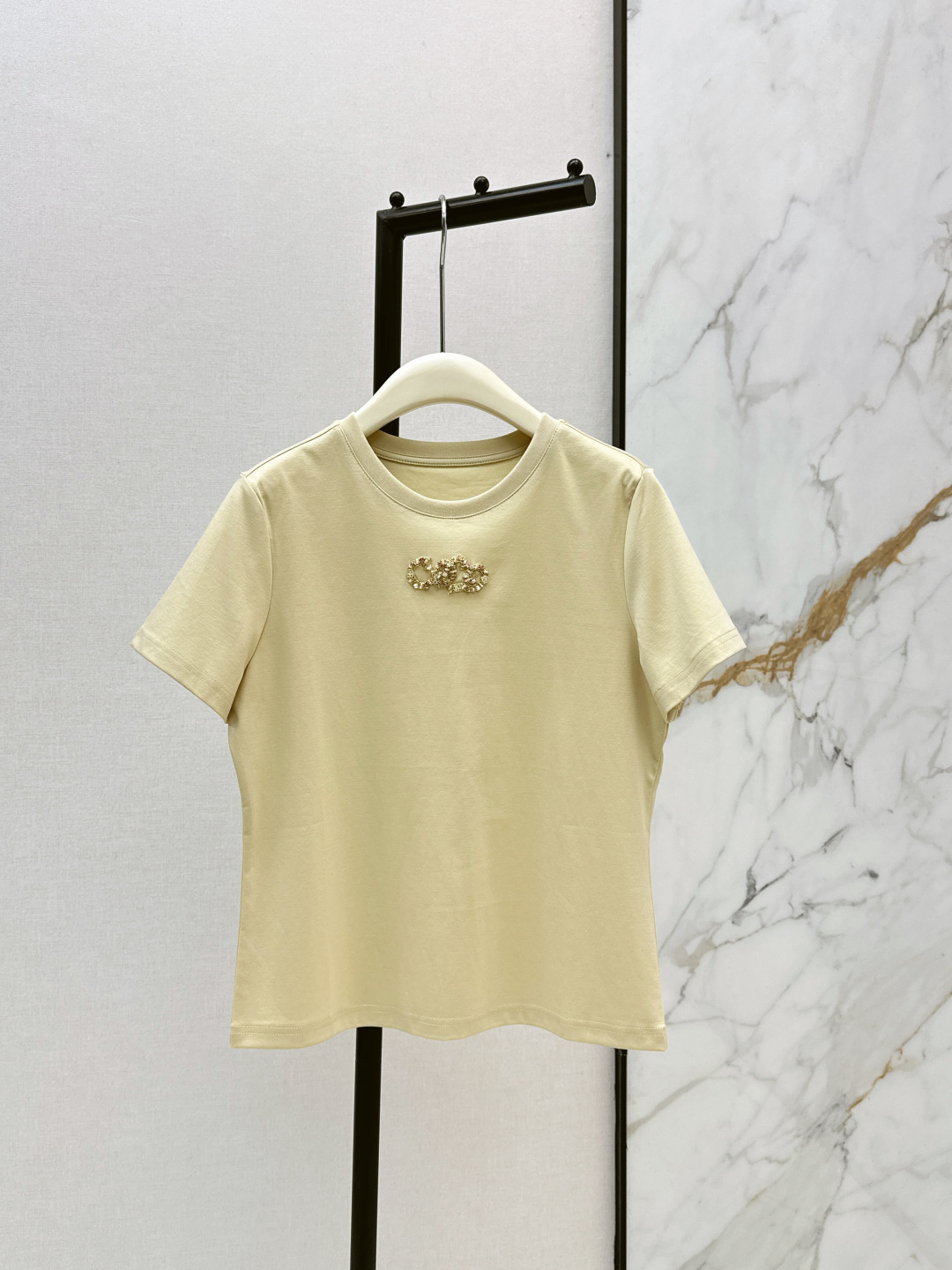 NO:805300,Fashionable design 26Ss————The latest style of hand-beaded short-sleeved T-shirt in spring and summer. The high-count cotton fabric is soft and skin-friendly and has a drapey feel. The fitted and slightly closed version can softly outline the body shape. The hand-beaded embroidery letters on the chest are the finishing touch. It can be salty or sweet. Suitable for various wearing scenarios in spring and summer. Two colors are available for sale now: sml, T-shirt, tees, t-shirt,19860909时髦设计 26Ss————春夏最新款温柔千金风手工钉珠短袖T恤 高支棉面料软糯亲肤且自带垂坠感 合身微收的版型能柔和勾勒身形 胸前的手工钉珠刺绣字母是点睛之笔 可盐可甜 适配春夏的多种穿搭场景 两色现货发售sml,,T-shirt,tees，t-shirt,,Women's clothing