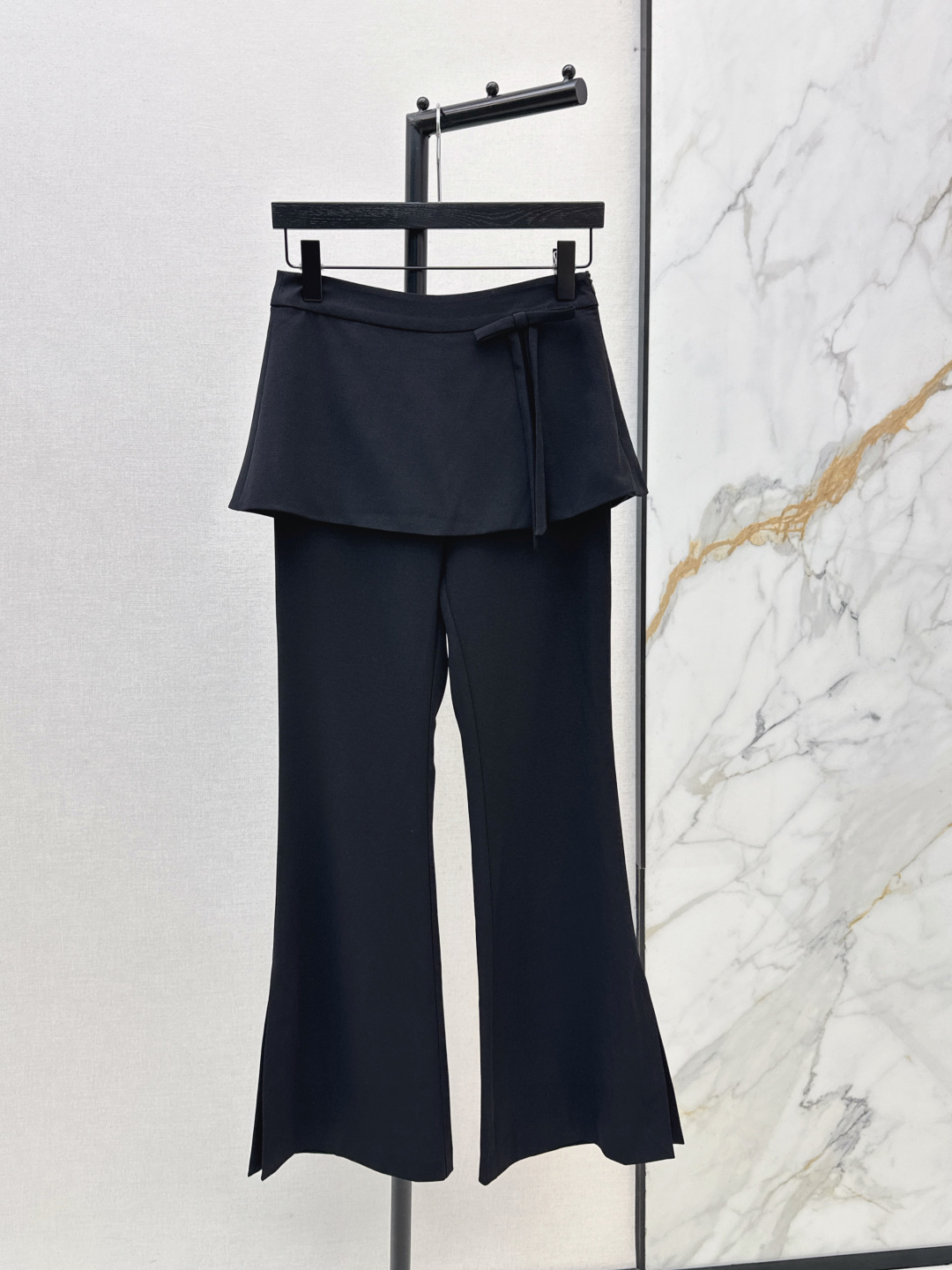 NO:805297,Fashionable design 26Ss————The latest spring and summer fake two-piece culottes-style boot-cut trousers. It is a design that combines skirts and trousers. The upper part is a small skirt structure with an A hem. It is matched with side bow ties. The lower part is a neat boot-cut trousers that can modify the shape of the legs. The upper body is elegant and feminine. One color ready for sale sml,,skirts,19860909时髦设计 26Ss————春夏最新款假两件裙裤式微喇裤 是把裙装与裤装结合的设计款 上半部分是自带A摆的小裙摆结构 搭配侧边蝴蝶结系带 下半部分是利落的微喇裤型能修饰腿型 版型上身自带优雅的女人味 一色现货发售sml,,skirts,,Women's clothing