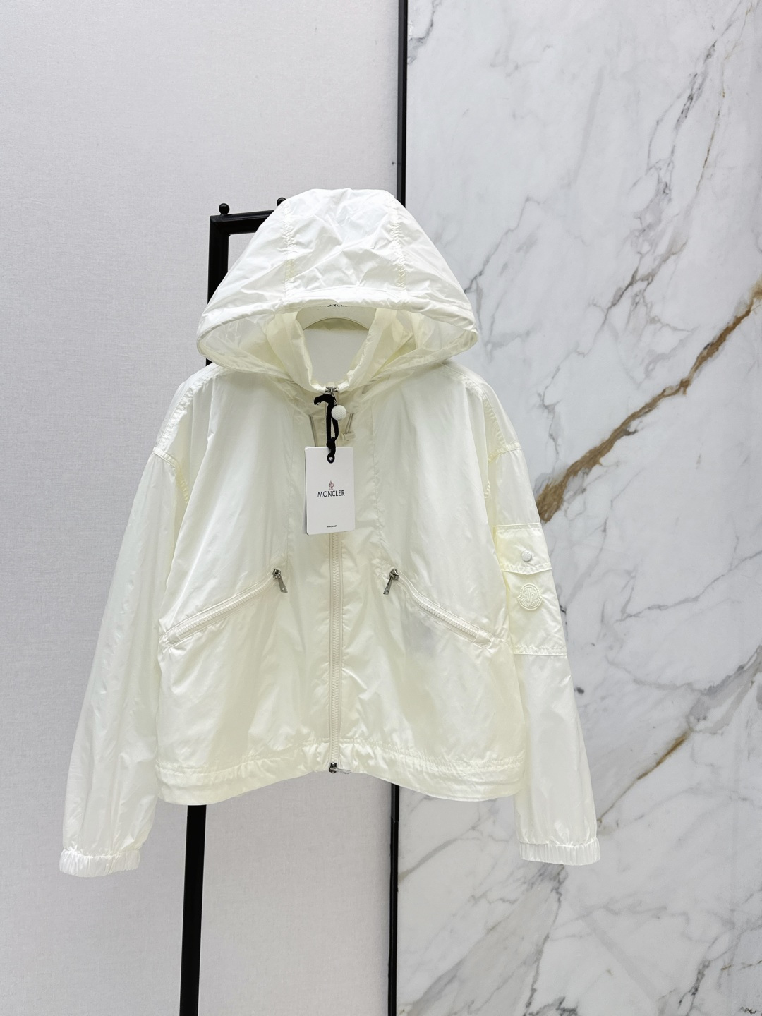 NO:805294,MC 26Ss————The latest hooded windbreaker jacket for spring and summer is light and practical. It is a basic item in the daily wardrobe. It is made of transparent windbreaker fabric. It has a handsome and fashionable style. Four colors are on sale in stock 0/1/2 /,,jackets & coats,hats,19860909MC 26Ss————春夏最新款连帽风衣外套轻盈而实用 是日常衣橱的基础款单品 采用通透的风衣面料 帅气时髦范儿 四色现货发售0/1/2 /,,jackets & coats,hats,,Women's clothing