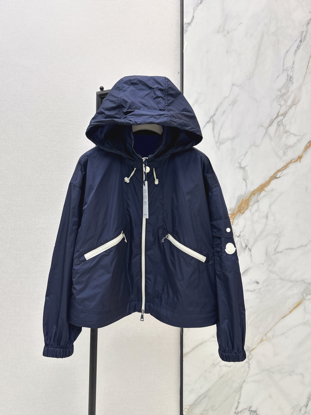 NO:805292,MC 26Ss————The latest spring and summer hooded windbreaker jacket is light and practical. It is a basic item in the daily wardrobe. It is made of transparent windbreaker fabric. It has a handsome and fashionable style. Two colors are available in stock 0/1/2 /,,jackets & coats,hats,19860909MC 26Ss————春夏最新款连帽风衣外套轻盈而实用 是日常衣橱的基础款单品 采用通透的风衣面料 帅气时髦范儿 两色现货发售0/1/2 /,,jackets & coats,hats,,Women's clothing
