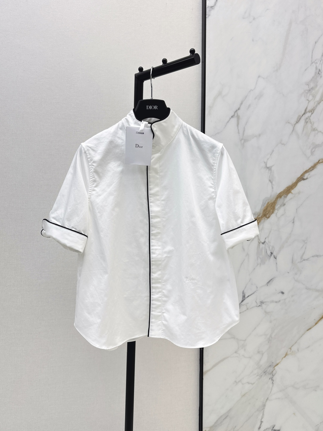 NO:805290,Elegant temperament CD 26Ss————The latest spring and summer retro shirt with contrasting border and decorative stand-up collar adopts decorative border design and has a retro atmosphere. It is a gentle tone for daily wear, casual and relaxed, low-key and textured. One color ready for sale sml,, shirts,19860909优雅气质 CD 26Ss————春夏最新款撞色镶边装饰立领复古衬衫采用了装饰镶边设计 自带复古的氛围感 是日常穿搭温柔腔调 又有随性松弛 低调又显质感 一色现货发售sml,,shirts,,Women's clothing