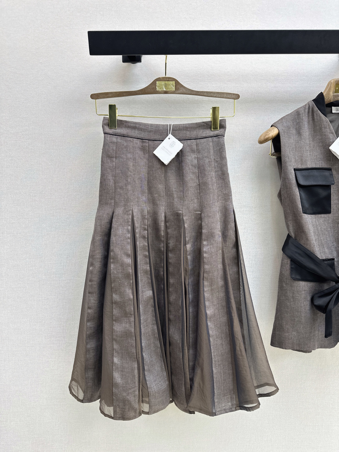 NO:805288,Exclusive debut Bc 26Ss————The latest high-end minimalist style Italian elegant suit for spring and summer, contrasting color four-pocket decorative sleeveless vest + splicing design high-waisted skirt. Exclusively customized fabric. High-quality texture. Recommended for high-end commuting. Super elegant. Simple design. The upper body is elegant and majestic. One set of upper body is super tall. Easily have a sense of 37 proportions. Full of high-end style. Very versatile when worn separately. Developed in one color. Ready for sale sml,,skirts,19860909独家首发 Bc 26Ss————春夏最新款高级极简风意式优雅套装撞色四口袋装饰无袖马甲+拼接设计高腰半裙 独家定制面料 质感高级 高阶通勤推荐 超级抬气质 简约设计感 上身优雅大气 一套上身超级显高 轻松拥有三七比例感 充满高级范 分开穿也很百搭 一色分开发 现货发售sml,,skirts,,Women's clothing
