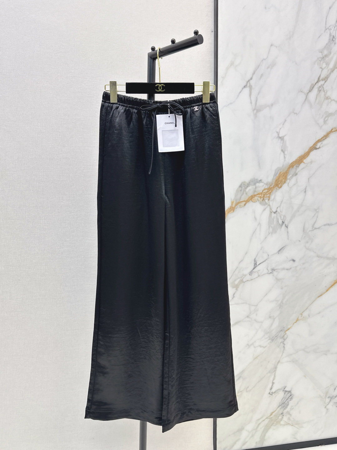 NO:806030,C’s 26Ss—the latest spring and summer hardware-embellished straight pants are not picky about body shape requirements, and the upper body is particularly good!  The style of the matching is also very versatile. Exquisite advanced customization. The texture of the textured fabric is awesome. Retro and elegant. The upper body is cool and handsome, age-reducing and fashionable. Two colors are available in stock. sml,,chanel,19860909C家 26Ss————春夏最新款五金装饰直筒裤不挑剔身形要求 上身特别赞！搭配的风格也很通吃 精致高级定制 富有肌理感的面料质感超赞 复古优雅 上身酷帅减龄时髦精 两色现货发售sml,,chanel,,Women's clothing