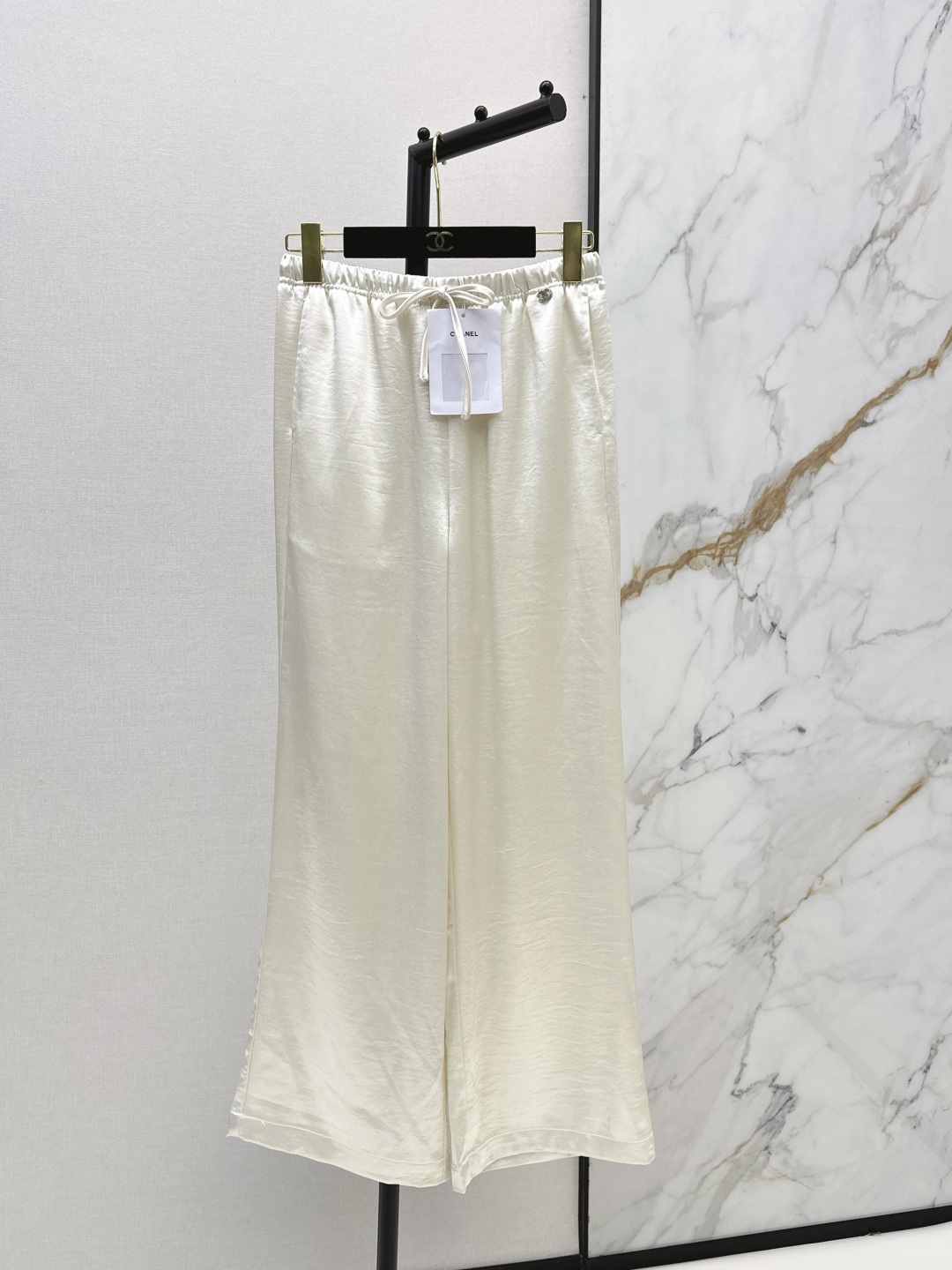 NO:806028,C’s 26Ss—the latest spring and summer hardware-embellished straight pants are not picky about body shape requirements, and the upper body is particularly good!  The style of the matching is also very versatile. Exquisite advanced customization. The texture of the textured fabric is awesome. Retro and elegant. The upper body is cool and handsome, age-reducing and fashionable. Two colors are available in stock. sml,,chanel,19860909C家 26Ss————春夏最新款五金装饰直筒裤不挑剔身形要求 上身特别赞！搭配的风格也很通吃 精致高级定制 富有肌理感的面料质感超赞 复古优雅 上身酷帅减龄时髦精 两色现货发售sml,,chanel,,Women's clothing