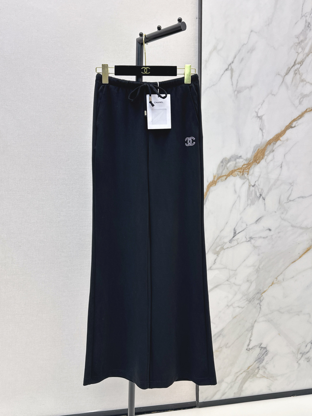 NO:806026,C’s 26Ss—the latest spring and summer straight-leg trousers with embroidery decorations are not picky about body shape requirements, and the upper body is particularly great!  The style of the matching is also very versatile. Exquisite advanced customization. The texture of the textured fabric is awesome. Retro and elegant. The upper body is cool and handsome, age-reducing and fashionable. Two colors are available in stock. sml,,chanel,19860909C家 26Ss————春夏最新款刺绣装饰直筒裤不挑剔身形要求 上身特别赞！搭配的风格也很通吃 精致高级定制 富有肌理感的面料质感超赞 复古优雅 上身酷帅减龄时髦精 两色现货发售sml,,chanel,,Women's clothing