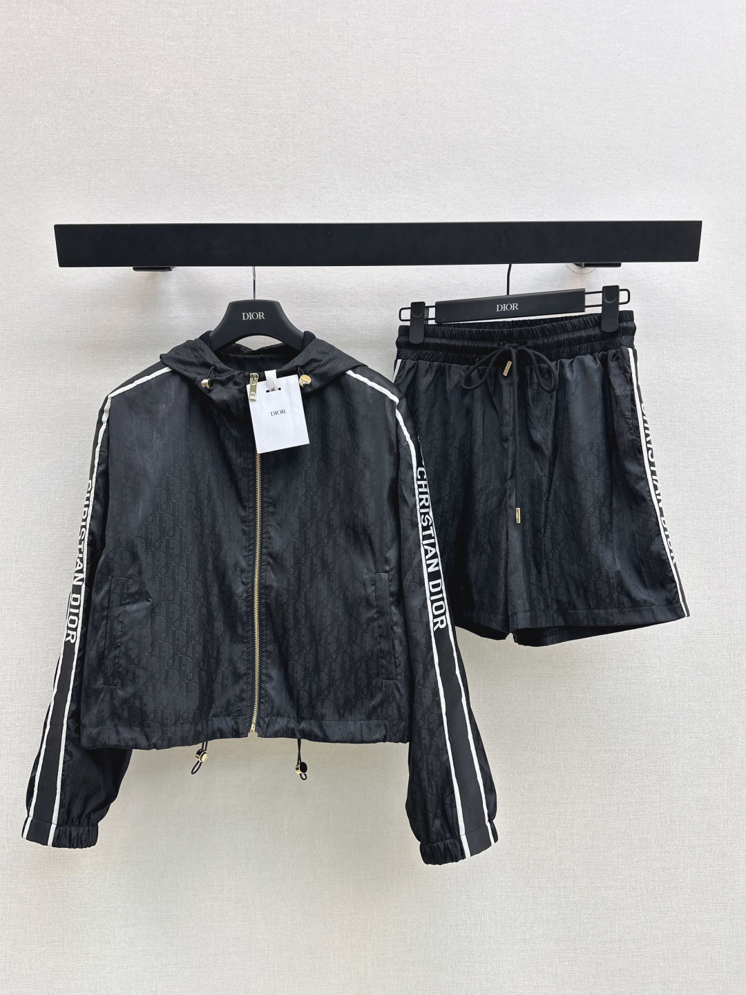 NO:806024,CD 26Ss————The latest spring and summer logo jacquard fabric casual suit with double-sided webbing decoration hooded jacket + elastic waist shorts, cute style, full of small details, exquisite workmanship, age-reducing fashion, good hold style, won the hearts of fairies, one set, two colors ready for sale sml,,shorts,jackets & coats,hats,19860909CD 26Ss————春夏最新款logo提花面料休闲套装双侧织带装饰连帽外套+松紧腰短裤 可A可乖的风格 满满小细节太加分 做工精致 减龄时尚 好HOLD住造型 深得仙女心 一套出 两色现货发售sml,,shorts,jackets & coats,hats,,Women's clothing