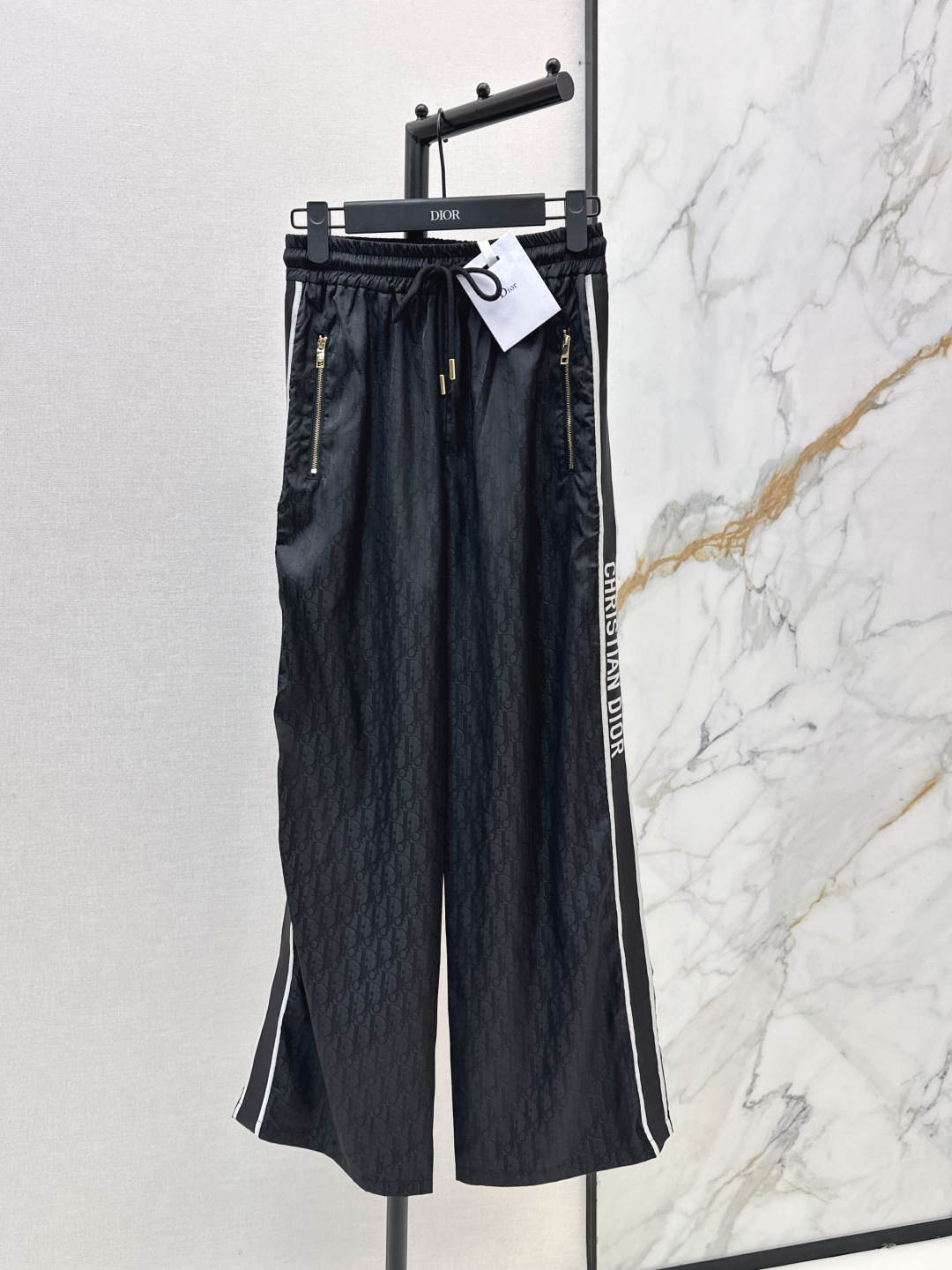 NO:806022,CD 26Ss————The latest spring and summer logo jacquard elastic waist straight pants are not picky about body shape requirements. The upper body is particularly good!  The style of the matching is also very versatile. Exquisite advanced customization. The texture of the fabric is awesome. Retro and elegant. The upper body is cool and handsome, age-reducing and fashionable. Two colors are available for sale sml,,19860909CD 26Ss————春夏最新款logo提花松紧腰直筒裤不挑剔身形要求 上身特别赞！搭配的风格也很通吃 精致高级定制 富有肌理感的面料质感超赞 复古优雅 上身酷帅减龄时髦精 两色现货发售sml,,,Women's clothing