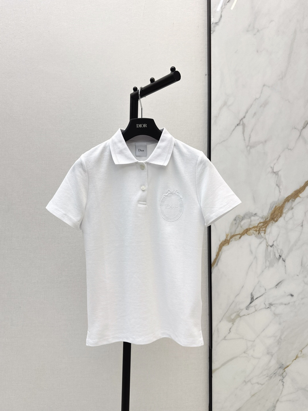 NO:806020,CD 26Ss————The latest spring and summer logo embroidered lapel polo short-sleeved polo shirt that everyone can master the INS trend. Retro fashionable sports style. Popular INS exquisite sports style. It meets the dual needs of comfort and fashion and can be integrated into every daily dressing scene. Three colors are available for sale in sml, T-shirt,19860909CD 26Ss————春夏最新款logo刺绣翻领polo短袖人人都能驾驭INS风潮人polo衫 复古时髦运动风 火爆INS的精致运动风 贴合舒适与时髦的双需求能融入每个日常的穿搭场景 三色现货发售sml,,T-shirt,,Women's clothing