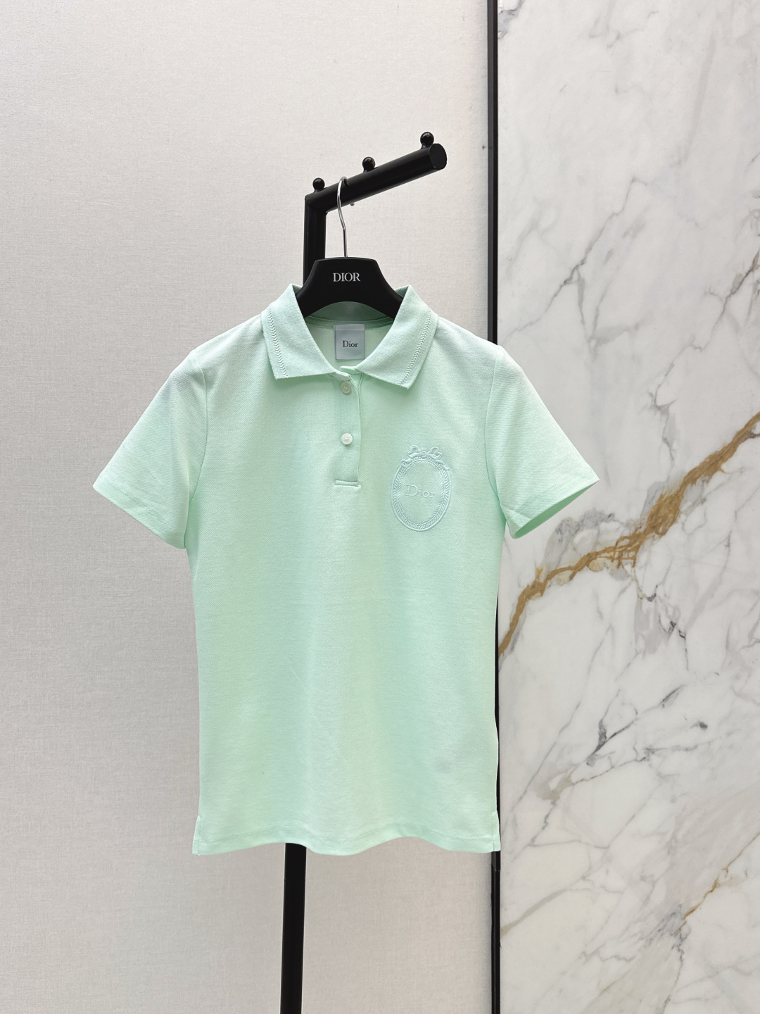 NO:806018,CD 26Ss————The latest spring and summer logo embroidered lapel polo short-sleeved polo shirt that everyone can master the INS trend. Retro fashionable sports style. Popular INS exquisite sports style. It meets the dual needs of comfort and fashion and can be integrated into every daily dressing scene. Three colors are available for sale in sml, T-shirt,19860909CD 26Ss————春夏最新款logo刺绣翻领polo短袖人人都能驾驭INS风潮人polo衫 复古时髦运动风 火爆INS的精致运动风 贴合舒适与时髦的双需求能融入每个日常的穿搭场景 三色现货发售sml,,T-shirt,,Women's clothing