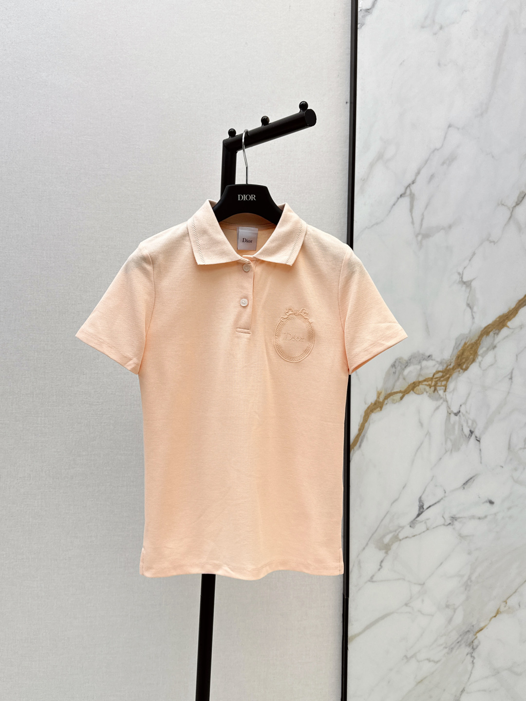 NO:806016,CD 26Ss————The latest spring and summer logo embroidered lapel polo short-sleeved polo shirt that everyone can master the INS trend. Retro fashionable sports style. Popular INS exquisite sports style. It meets the dual needs of comfort and fashion and can be integrated into every daily dressing scene. Three colors are available for sale in sml, T-shirt,19860909CD 26Ss————春夏最新款logo刺绣翻领polo短袖人人都能驾驭INS风潮人polo衫 复古时髦运动风 火爆INS的精致运动风 贴合舒适与时髦的双需求能融入每个日常的穿搭场景 三色现货发售sml,,T-shirt,,Women's clothing