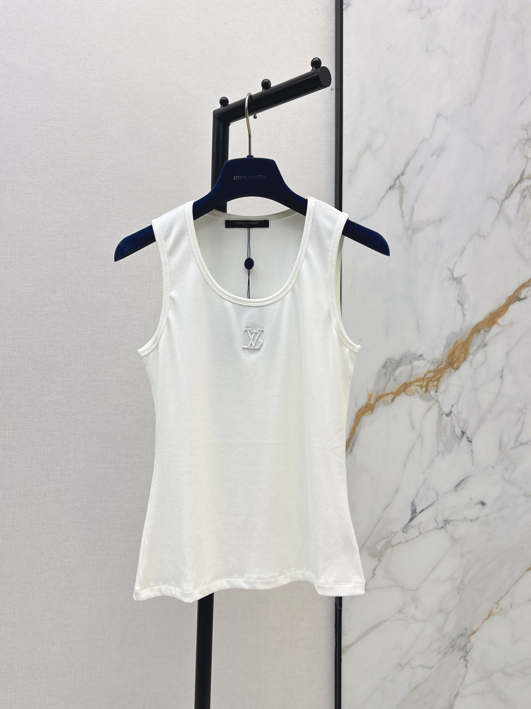 NO:806014,L's 26Ss - the latest versatile and simple vest top for spring and summer. It has the same high-end feel as always. The key is that it is super easy to match and can match any outfit!  The muscles and bones feel great, and the moisture absorption and breathability are also very good. It has a good display effect on the figure. From the front and side, it looks very fashionable. Two colors are available in stock, sml, louis vuitton,19860909L家 26Ss————春夏最新款百搭简约背心上衣 一如既往的高级感 关键是超级好搭,随便什么衣服拿来都配一脸！筋骨感很棒 吸湿透气性也很好 对身材的展示效果比较好 从正面侧面看都倍儿洋气 两色现货发售sml,,louis vuitton,,Women's clothing