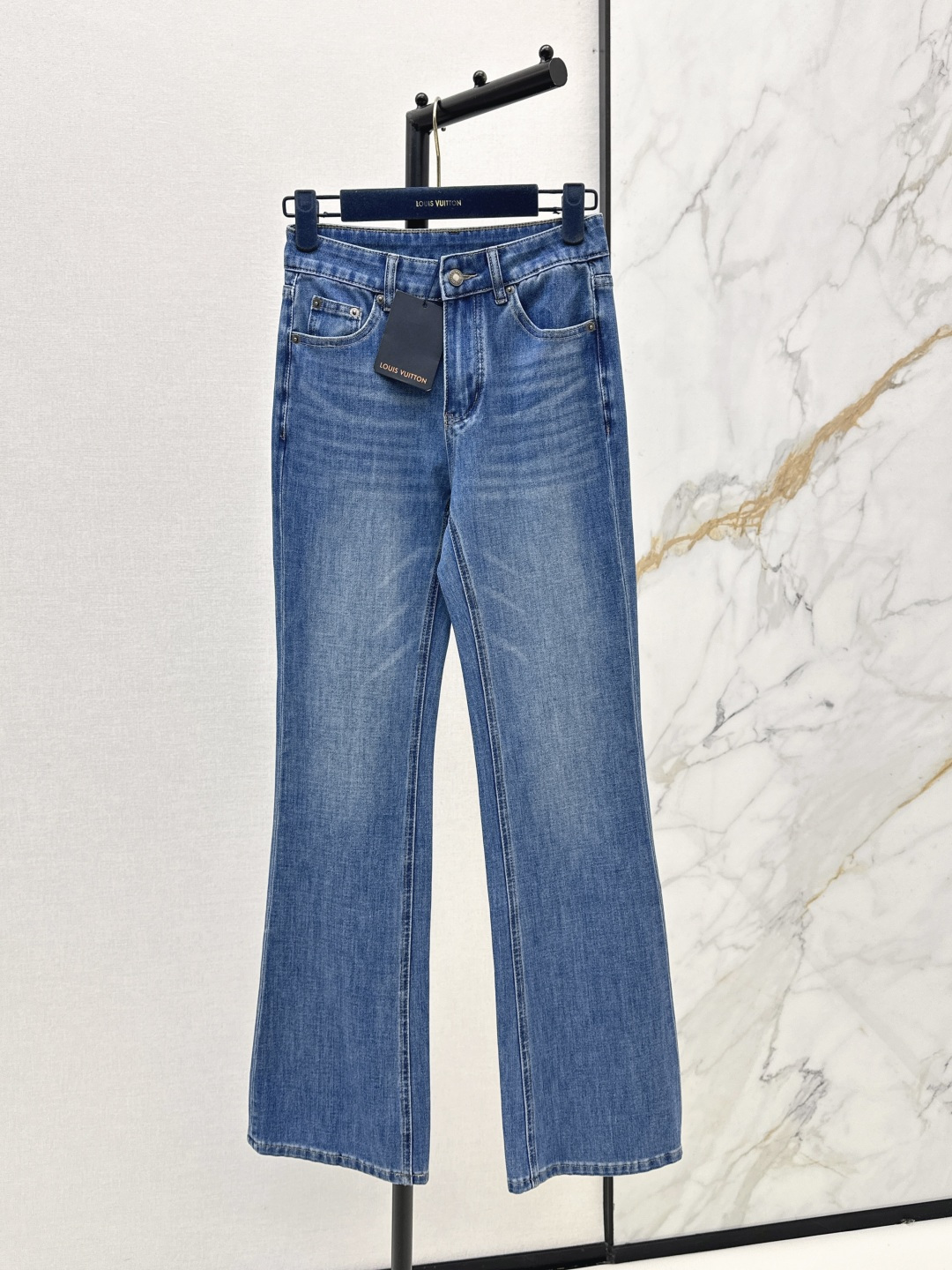 NO:806029,L's 26Ss - the latest straight-leg jeans for early spring. The whole piece is three-dimensional. It is all-around exquisite and can be worn by celebrities. The upper body is super covered and the legs are slim. It is a great item to match. It is simple and refreshing. It has a refreshing and fashionable sense of high-end. It is elegant and fashionable in daily life. It is very versatile. The color is beautiful. The fabric is high-end and textured. It is a must-have for dates and shopping. Two colors are available in stock smlxlxxl,, louis vuitton, jeans,19860909L家 26Ss————早春最新款直筒牛仔裤 整件立体剪裁 全方位精致做明星穿搭 上身超级遮肉显瘦 超拉腿部比例 巨好搭配的单品 简简单单 穿出清爽时髦的高级感 日常优雅又时髦巨百搭 颜色很好看 面料高级又有质感 约会逛街必备 两色现货发售smlxlxxl,,louis vuitton,jeans,,Women's clothing