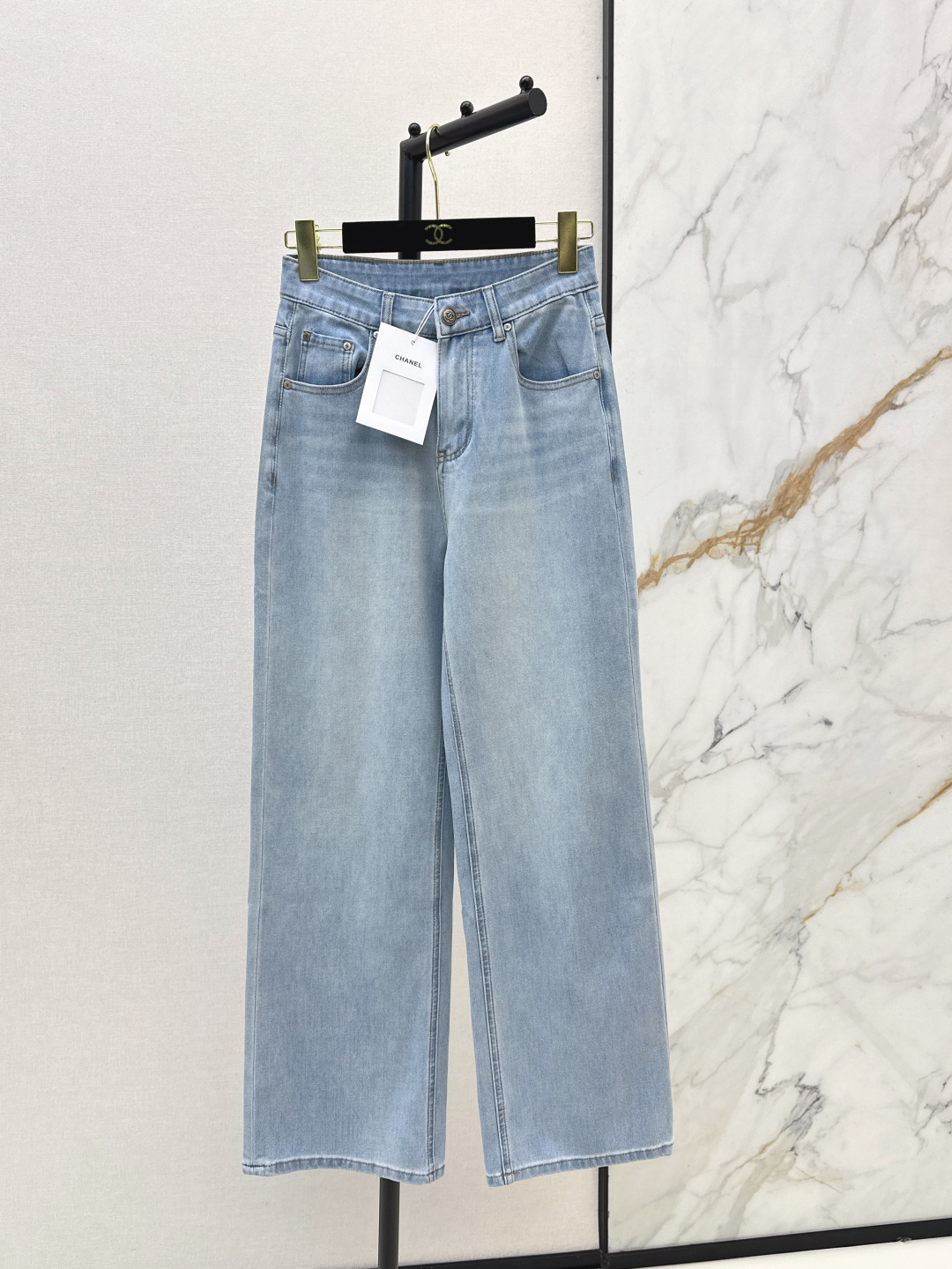 NO:806027,C's 26Ss - the latest straight-leg jeans for early spring. The whole piece is three-dimensional. It is all-around exquisite and can be worn by celebrities. The upper body is super covered and slimming. The proportion of the legs is super stretched. It is a great item to match. It is simple and refreshing. It has a refreshing and fashionable sense of high-end. It is elegant and fashionable in daily life. It is very versatile. The color is very good-looking. The fabric is high-end and texture. A must-have for dates and shopping. Two colors are available for sale smlxlxxl,,chanel,jeans,19860909C家 26Ss————早春最新款直筒牛仔裤 整件立体剪裁 全方位精致做明星穿搭 上身超级遮肉显瘦 超拉腿部比例 巨好搭配的单品 简简单单 穿出清爽时髦的高级感 日常优雅又时髦巨百搭 颜色很好看 面料高级又有质感 约会逛街必备 两色现货发售smlxlxxl,,chanel,jeans,,Women's clothing