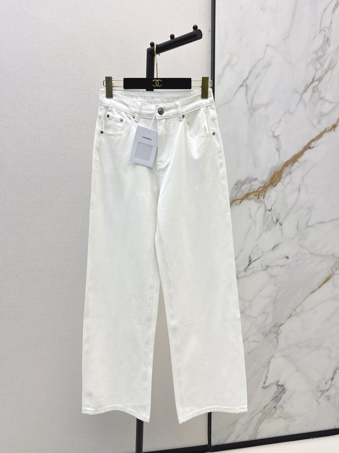 NO:806025,C's 26Ss - the latest straight-leg jeans for early spring. The whole piece is three-dimensional. It is all-around exquisite and can be worn by celebrities. The upper body is super covered and slimming. The proportion of the legs is super stretched. It is a great item to match. It is simple and refreshing. It has a refreshing and fashionable sense of high-end. It is elegant and fashionable in daily life. It is very versatile. The color is very good-looking. The fabric is high-end and texture. A must-have for dates and shopping. Two colors are available for sale smlxlxxl,,chanel,jeans,19860909C家 26Ss————早春最新款直筒牛仔裤 整件立体剪裁 全方位精致做明星穿搭 上身超级遮肉显瘦 超拉腿部比例 巨好搭配的单品 简简单单 穿出清爽时髦的高级感 日常优雅又时髦巨百搭 颜色很好看 面料高级又有质感 约会逛街必备 两色现货发售smlxlxxl,,chanel,jeans,,Women's clothing